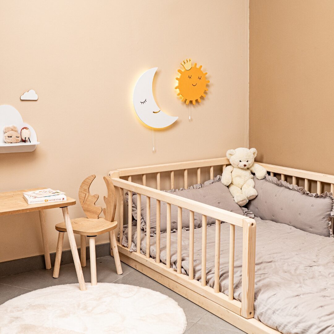 COZYCOLLECTIONS LED Wandleuchte Handbemaltes LED-Wandnachtlicht Mond + Sonnen in Holzoptik, LED, Warmweiß, Montessori: warmes Licht & Ziehschalter für Selbstständigkeit