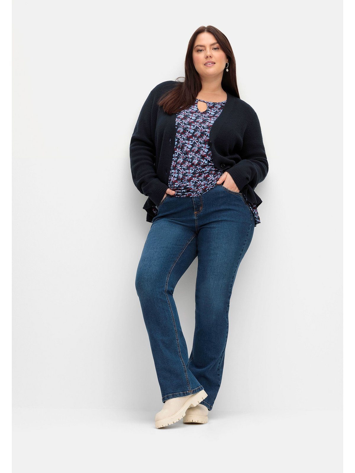 Sheego Bootcut-Jeans blue viel SUSANNE Beinen und Große schmalen ideal Größen Bauch dark Denim bei