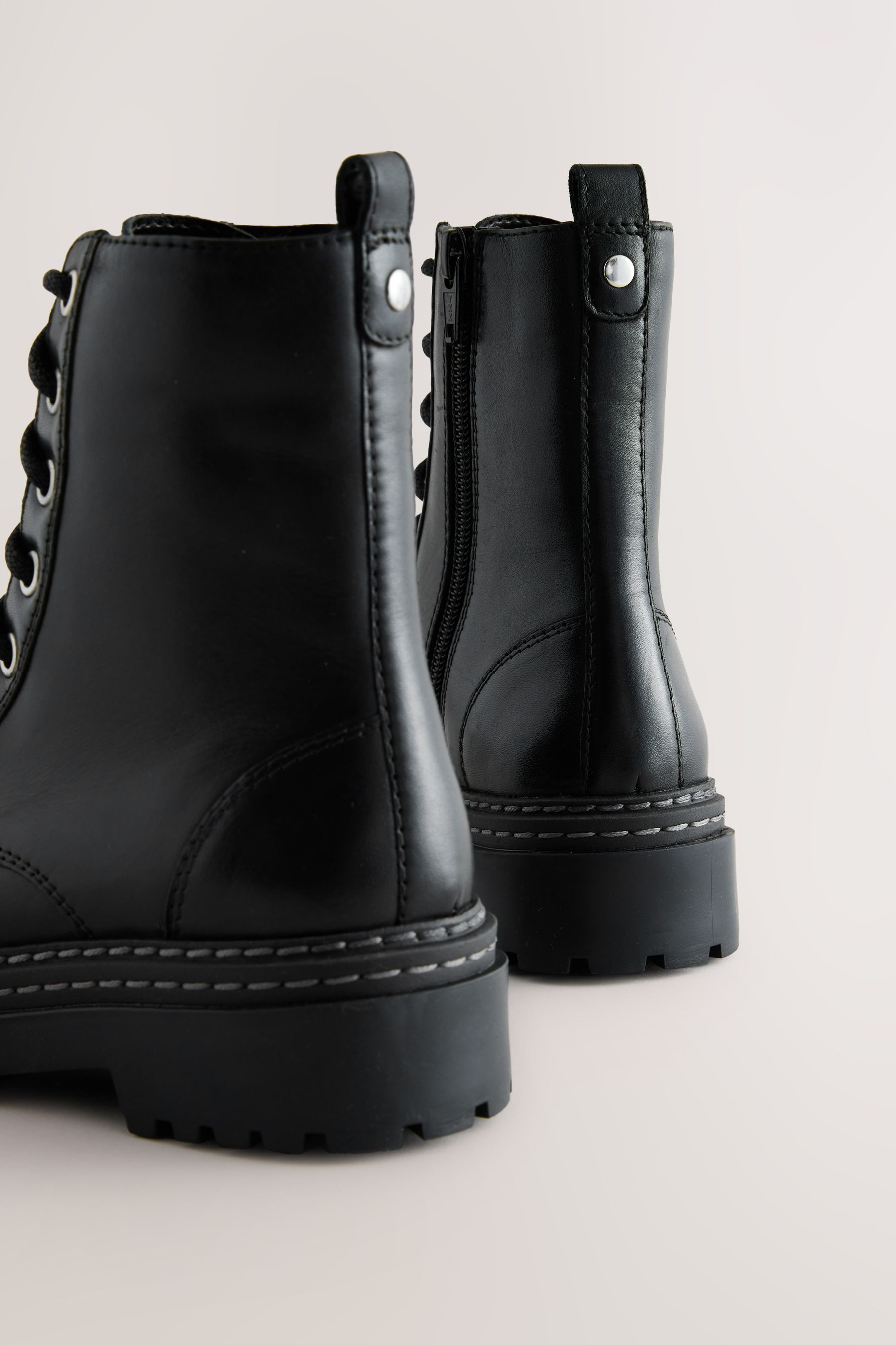Next Markanter Stiefel mit Schnürung Schnürstiefelette – Bild 2 von 4