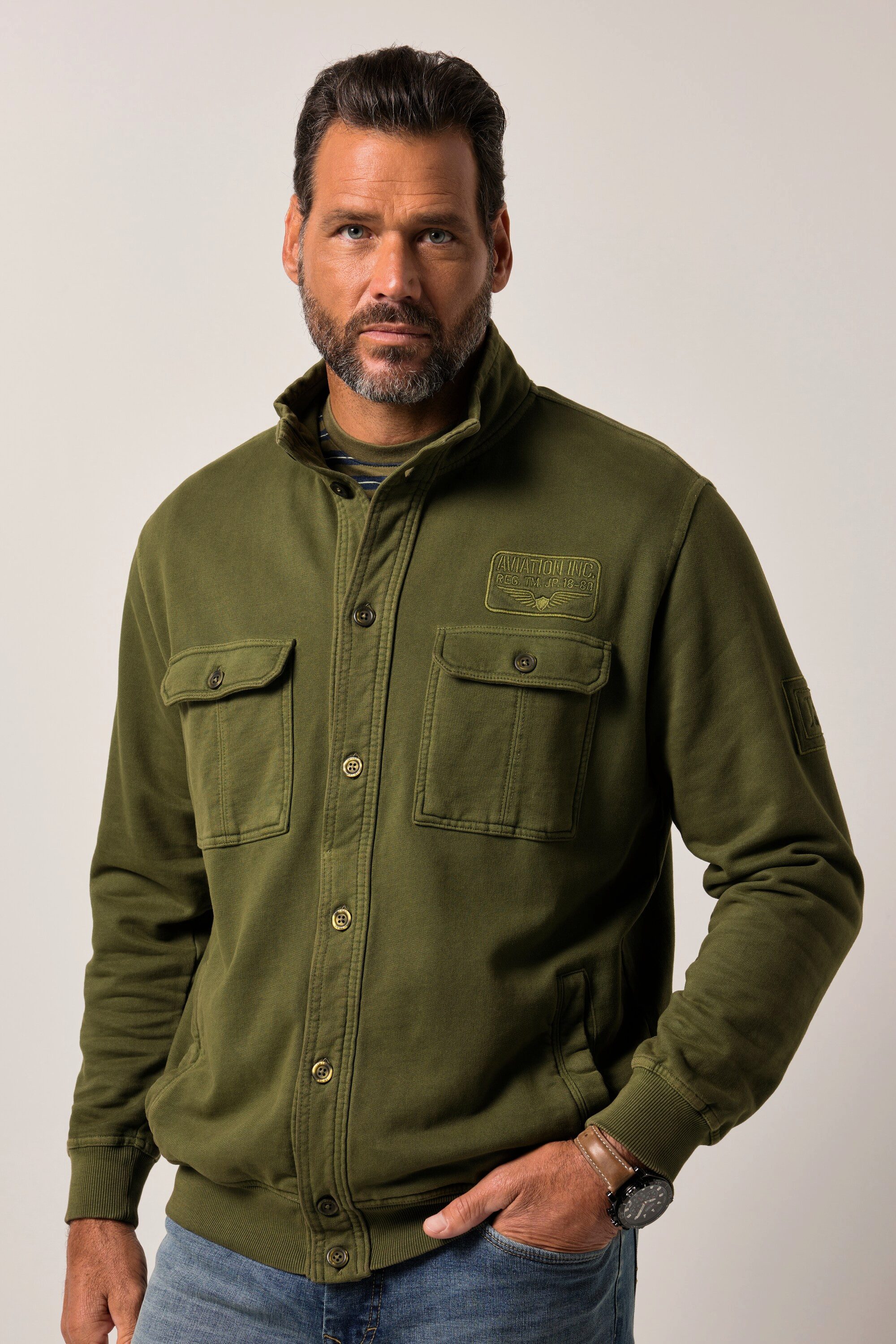 JP1880 Fleecejacke Sweatjacke Stehkragen Badges Vintage Look