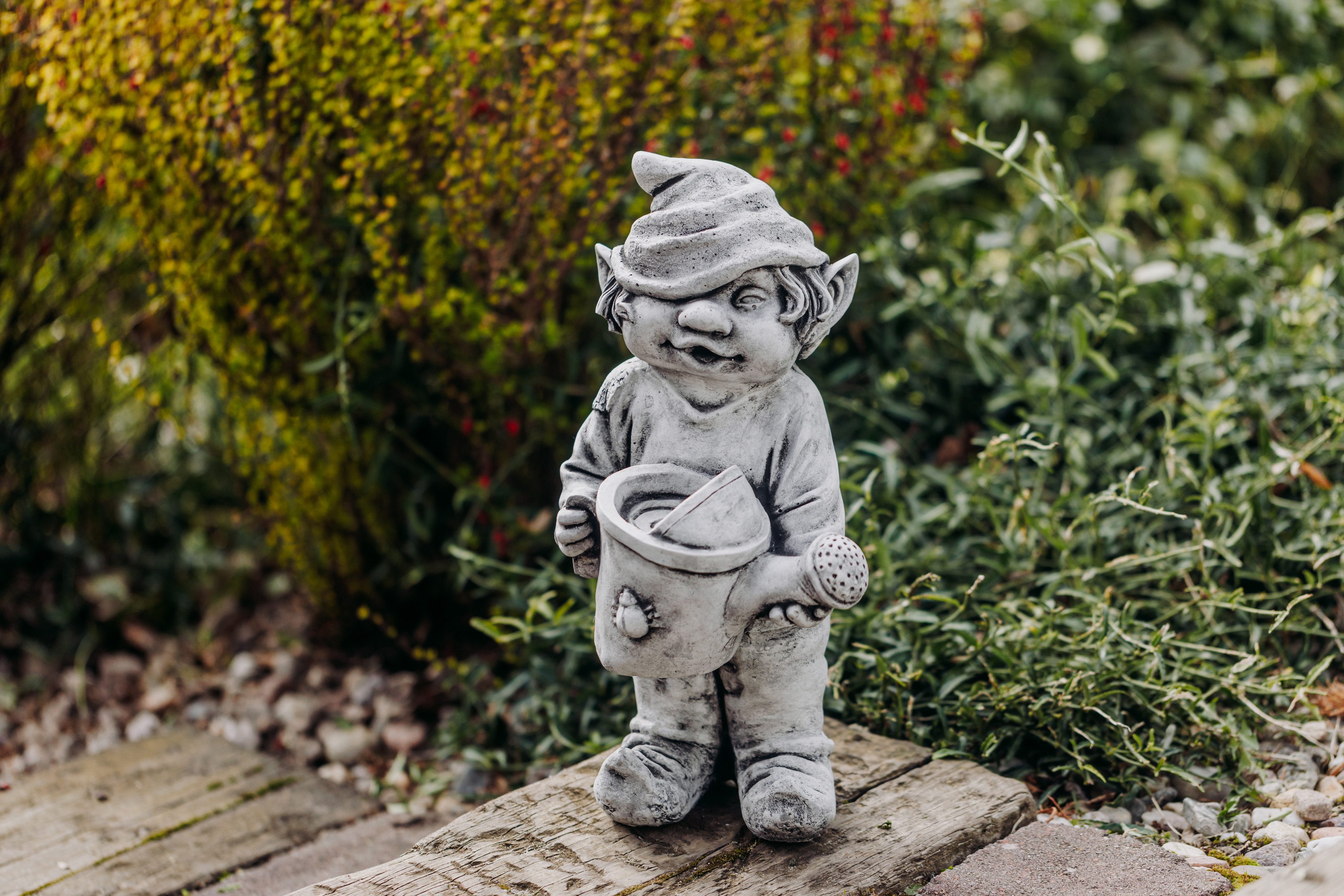 gartendekoparadies.de Gartenfigur Gnom Blumenfreund, Steinfigur, H. 40 cm, 10 kg, Frostsicher