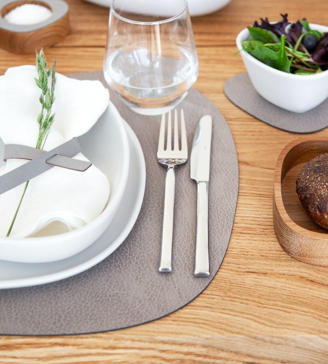 LIND DNA Platzset DOUBLE BULL Tischset Curve L warm grey/black, Table Mat Curve L Double Bull Warm Grey/Black