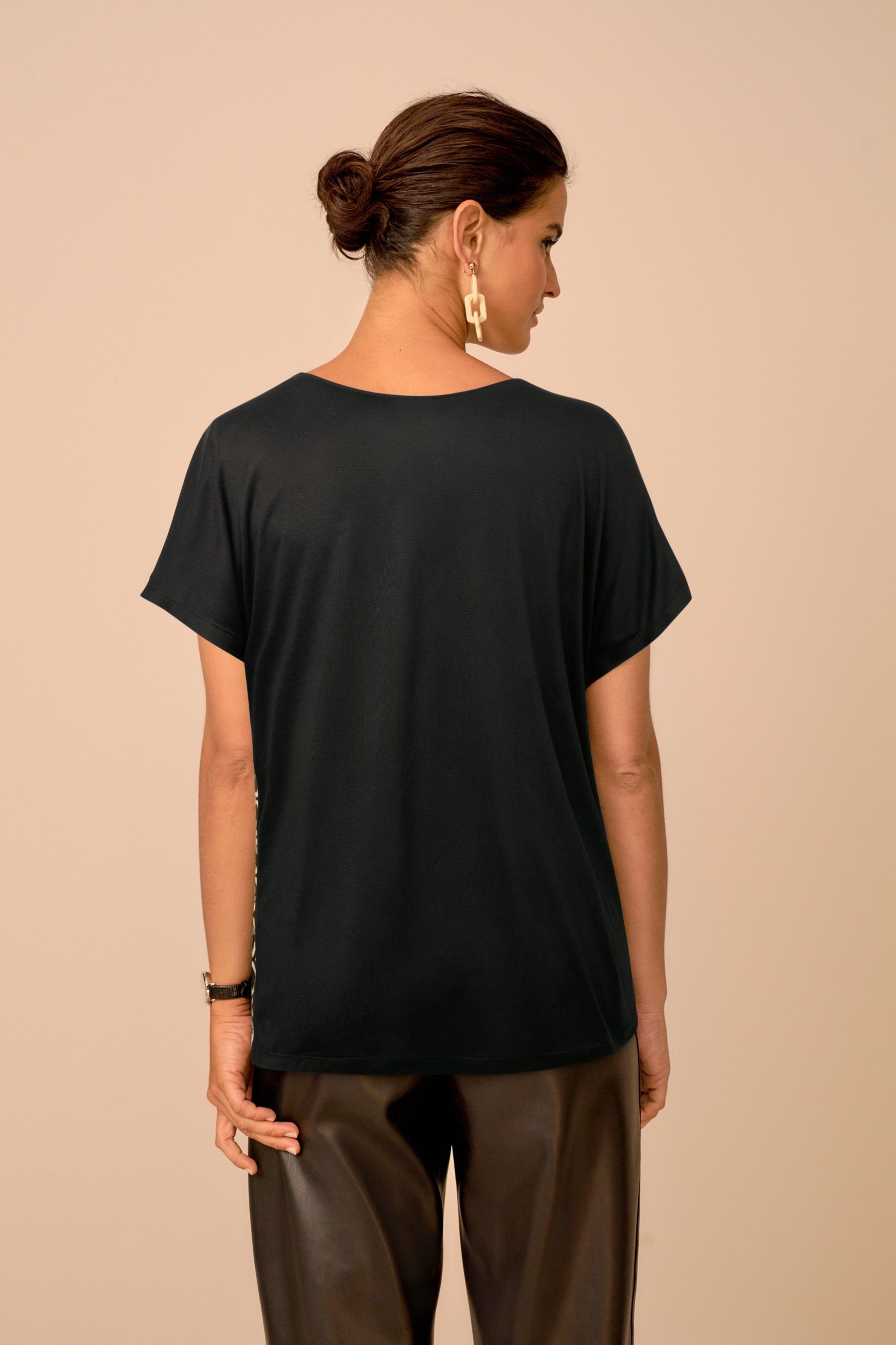 Next Longshirt Kurzärmeliges T-Shirt Black aus (1-tlg) Satin mit V-Ausschnitt Geo