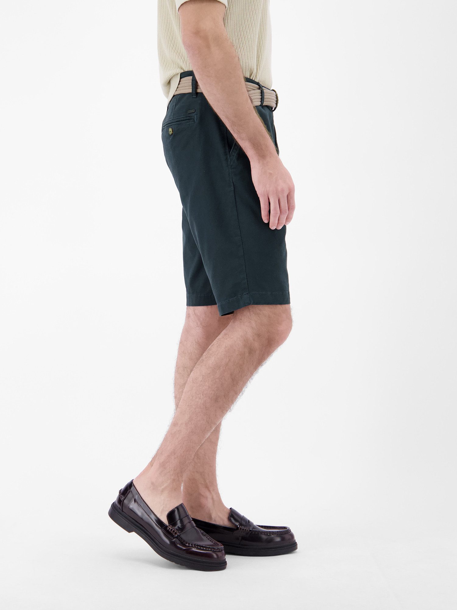 LERROS Chinoshorts Bequeme Chino-Bermuda mit Gürtel und Minimalprint Leichte Sommershorts aus 98% Baumwolle und 2% Elasthan, mit 4 Taschen