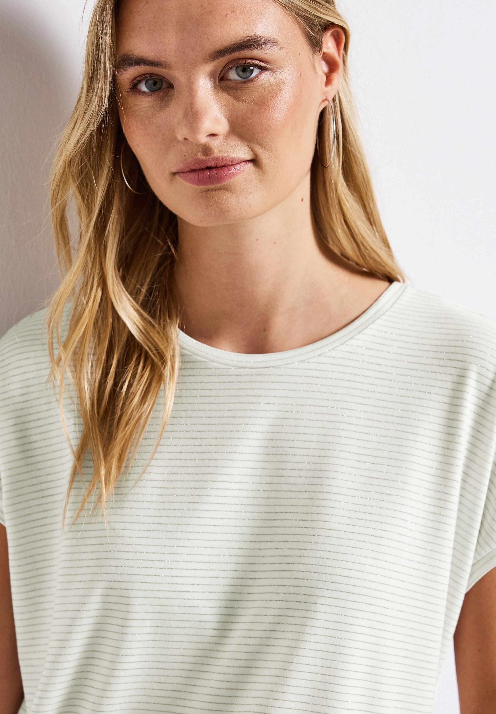 STREET ONE Rundhalsshirt Shirt mit Glitzerstreifen (1-tlg) günstig online kaufen