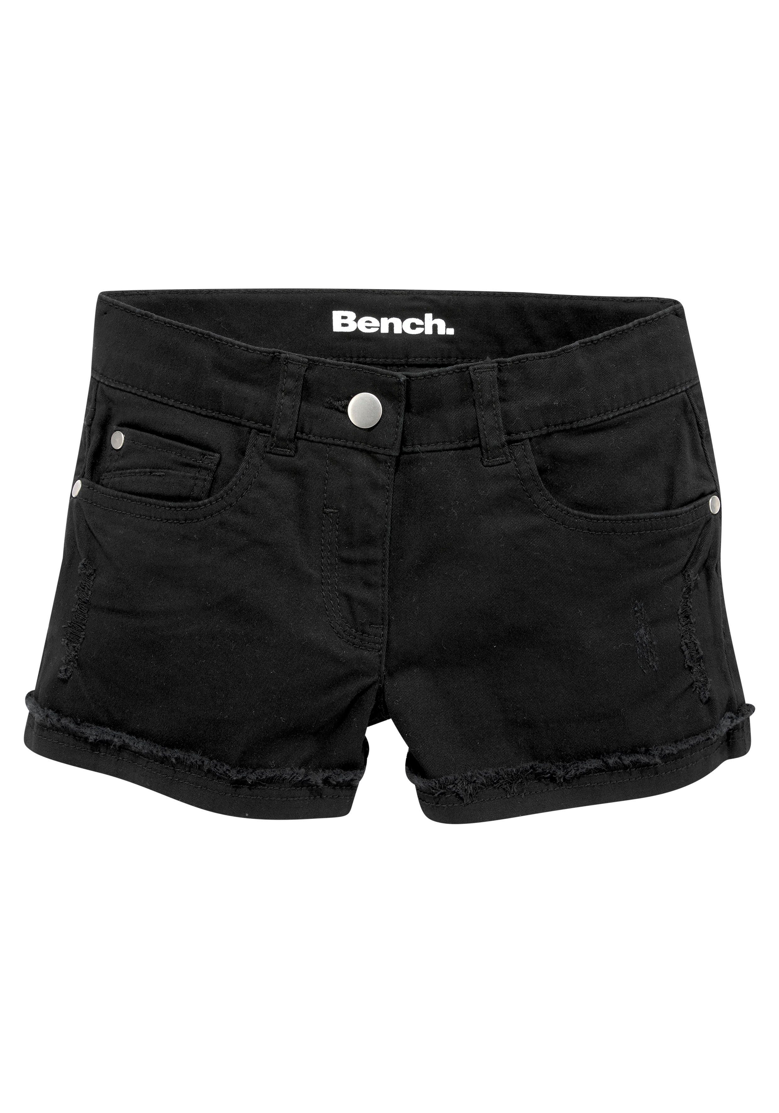 Bench. Shorts mit Abriebeffekten dezenten