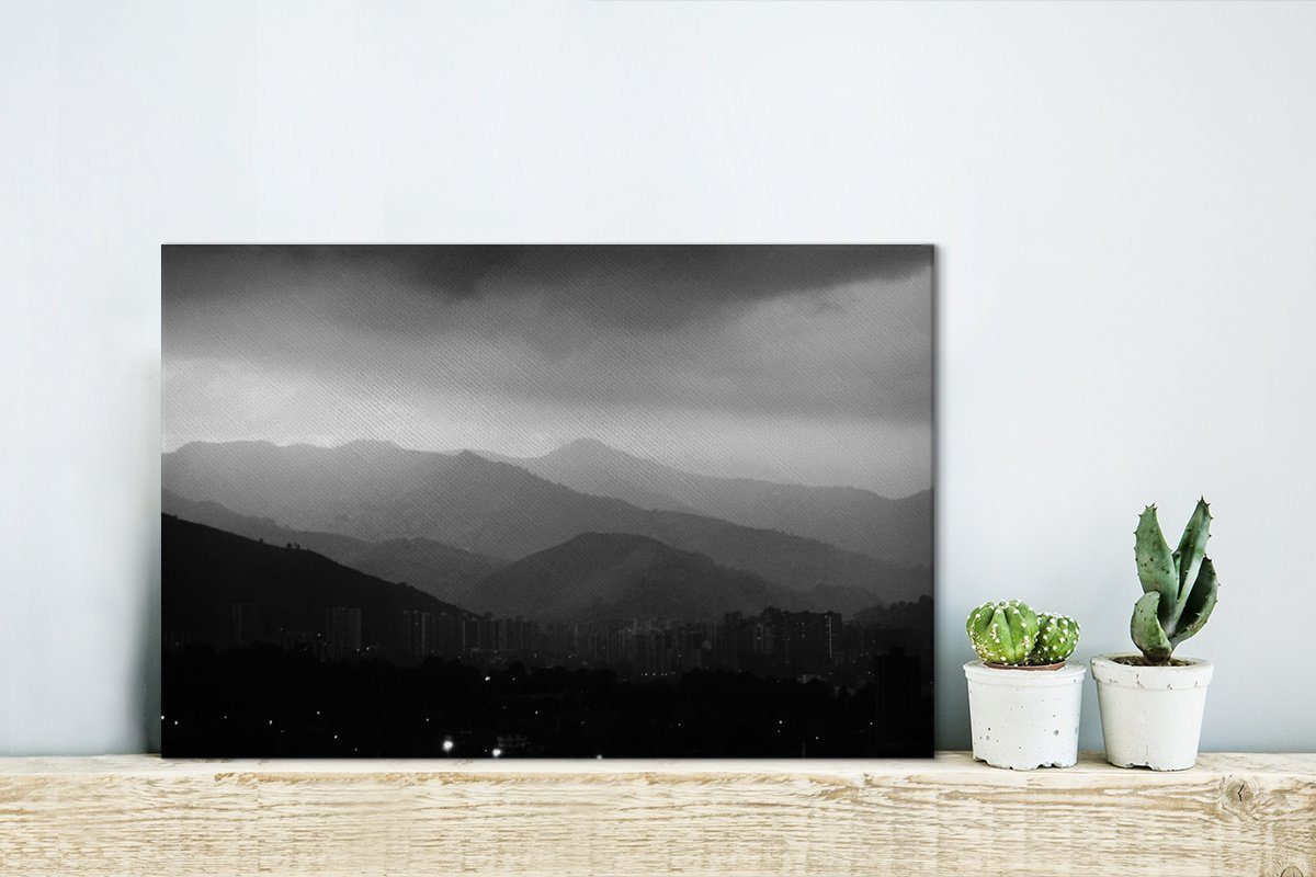 Aufhängefertig, (1 rund Berge cm Leinwandbild Medellín der Wandbild Kolumbien, St), Wanddeko, in um Schwarz-Weiß-Foto 30x20 OneMillionCanvasses® Leinwandbilder,