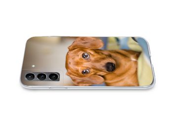 MuchoWow Handyhülle Dackel liegend auf einem Bett, Phone Case, Handyhülle Samsung Galaxy S21 Plus, Silikon, Schutzhülle