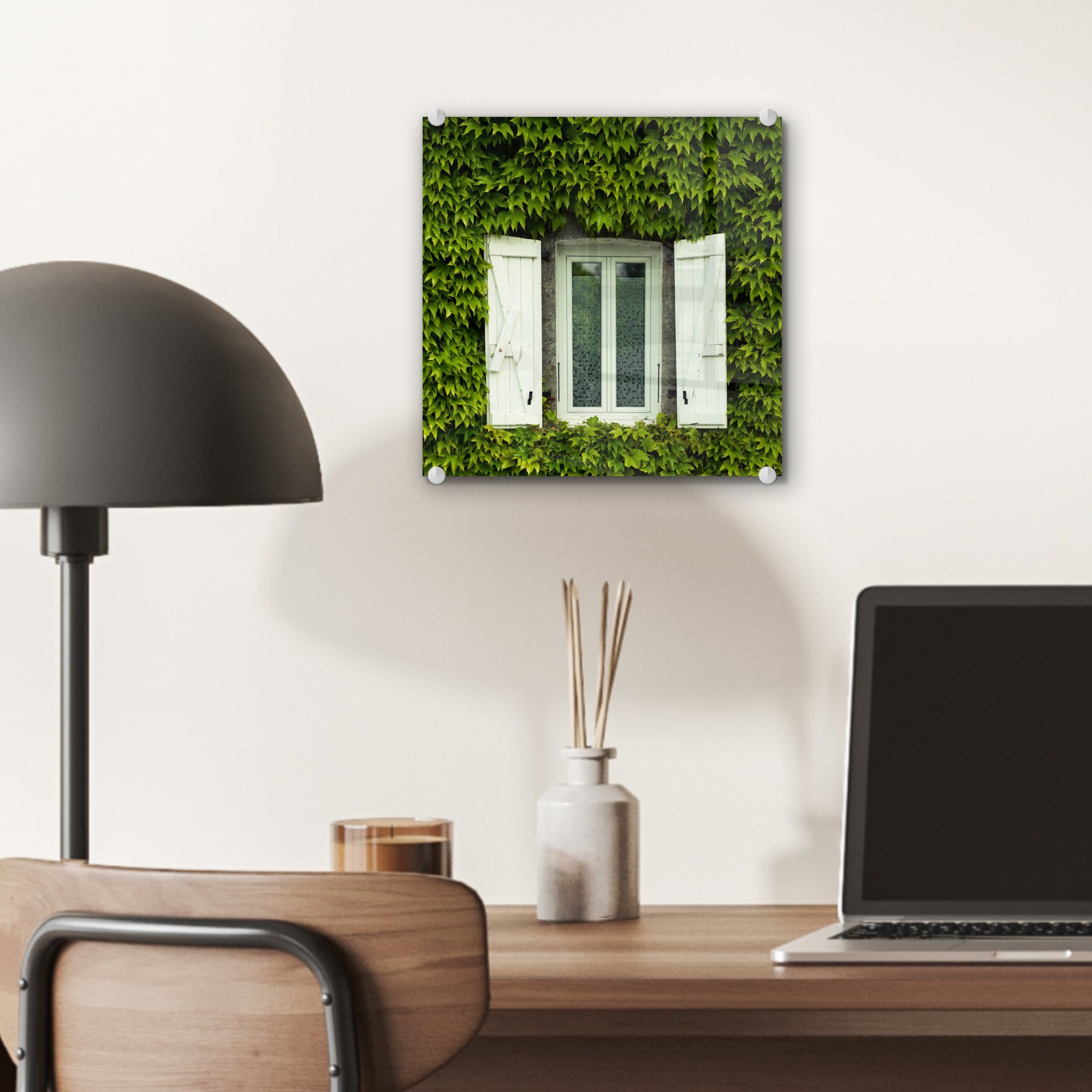auf auf - Wandbild zwischen Glasbilder Acrylglasbild mit - Fenster - Bilder Fensterläden MuchoWow Glas Kletterpflanzen, Glas St), Foto Wanddekoration (1