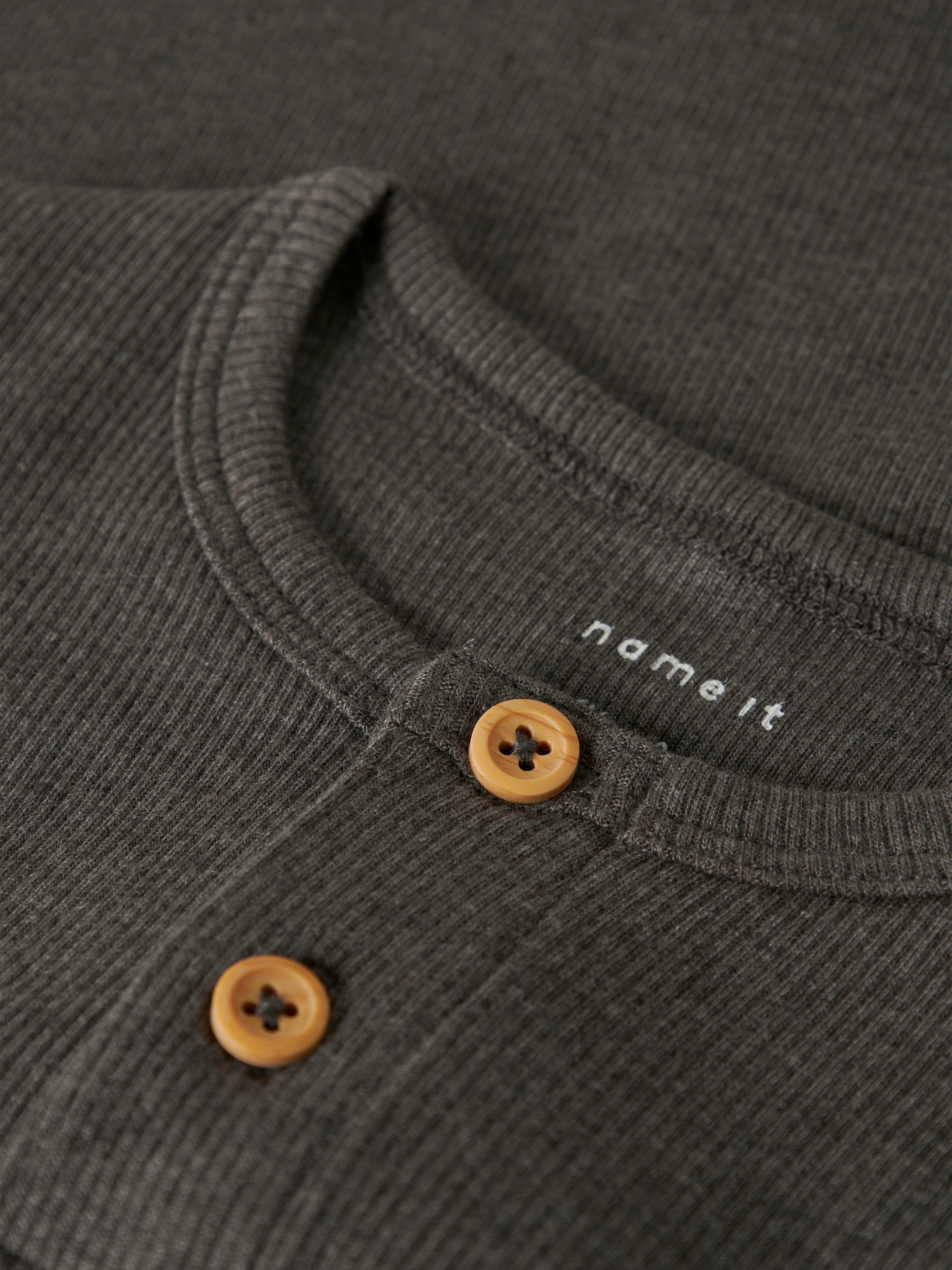 Name It Langarmshirt NMMKAB LS TOP NOOS Im Henley-Stil - mit kurzer Knopfleise, normal geschnitten