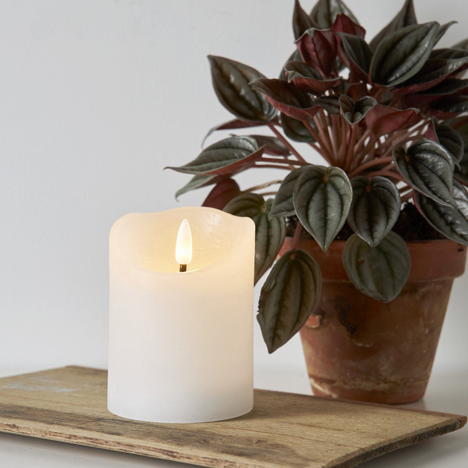 STAR TRADING LED-Kerze Rustik Optik Echtwachs flackernde Flamme H: 10cm Timer Batterie weiß