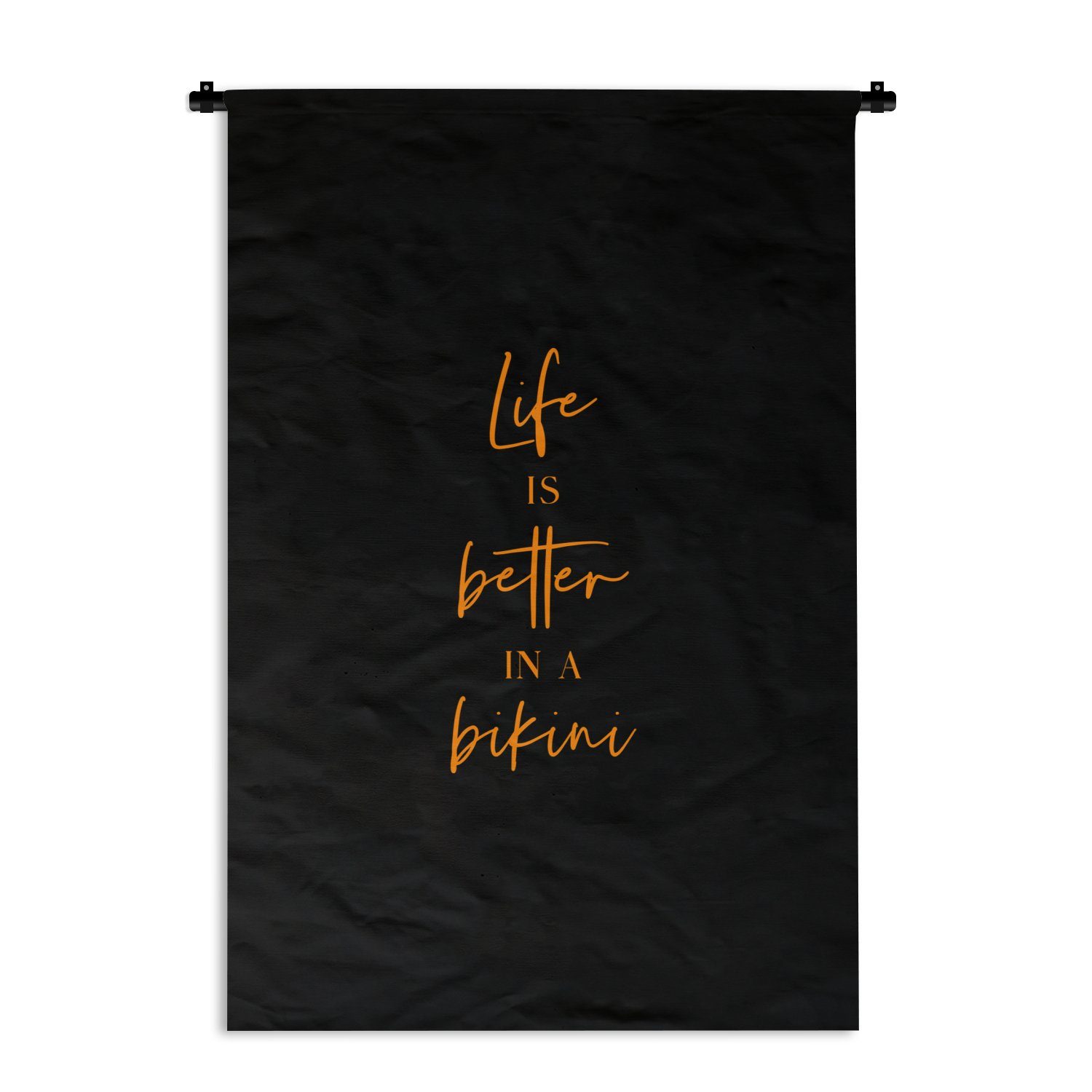 MuchoWow Wanddekoobjekt Das Leben ist besser im Bikini - Zitat - Schwarz - Orange, Wanddeko für Wohnzimmer, Schlafzimmer, Kleid, Wandbehang, Kinderzimmer