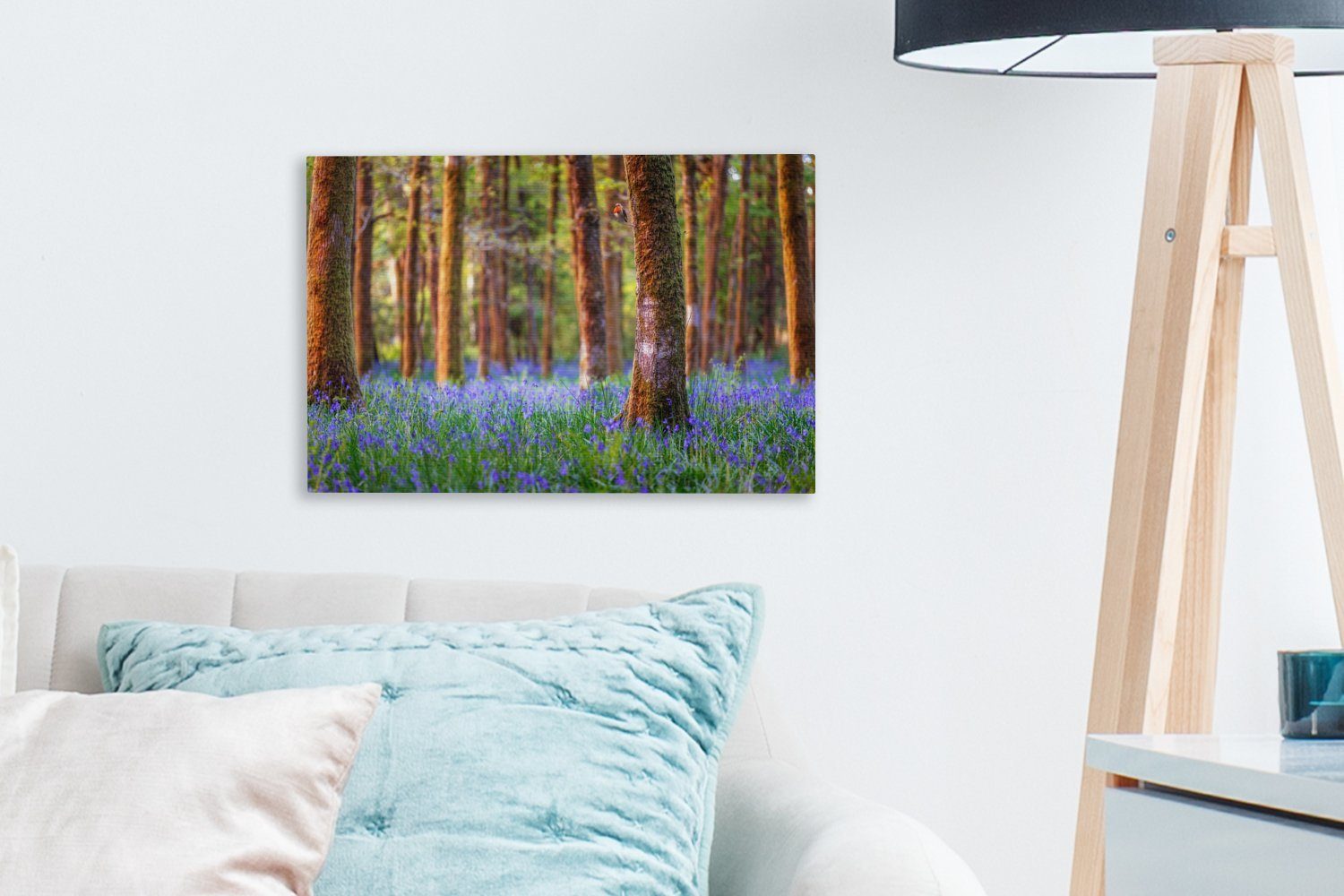 OneMillionCanvasses® Leinwandbild Rotkehlchen in einem geheimnisvollen Wald aus Hyazinthen, Fotodruck (1 St), Leinwand Bilder Klein, Wand Dekoration Aesthetic 30x20 cm