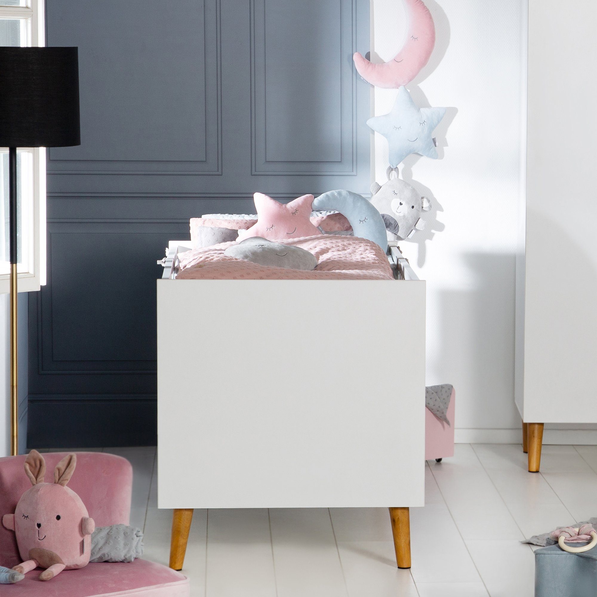 roba® Babybett Mick, Gitterbett mitwachsend - Höhenverstellbar - mit Holzfüßen
