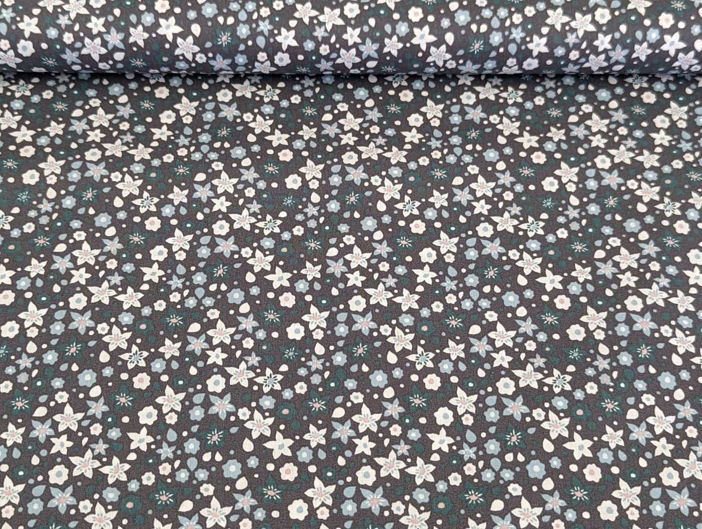 Thumbnail - Stoff Baumwollstoff Poplin Blumenrausch Grau Mint Stoff Meterware