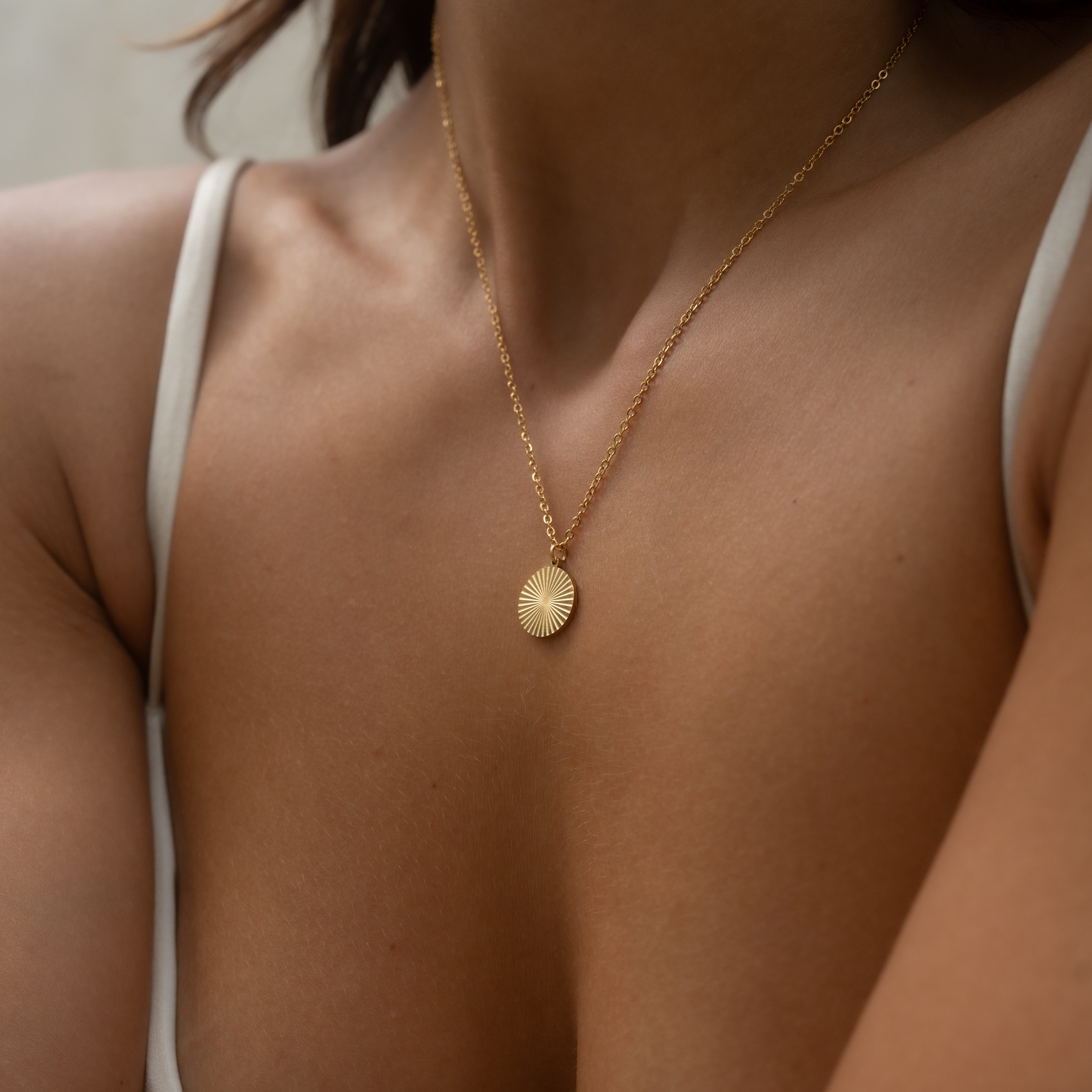 Made by Nami Kette mit Anhänger Edelstahl Damen Gold mit Sonnen Anhänger 40 + 5cm, Geschenke für Frauen - Wasserfester Schmuck