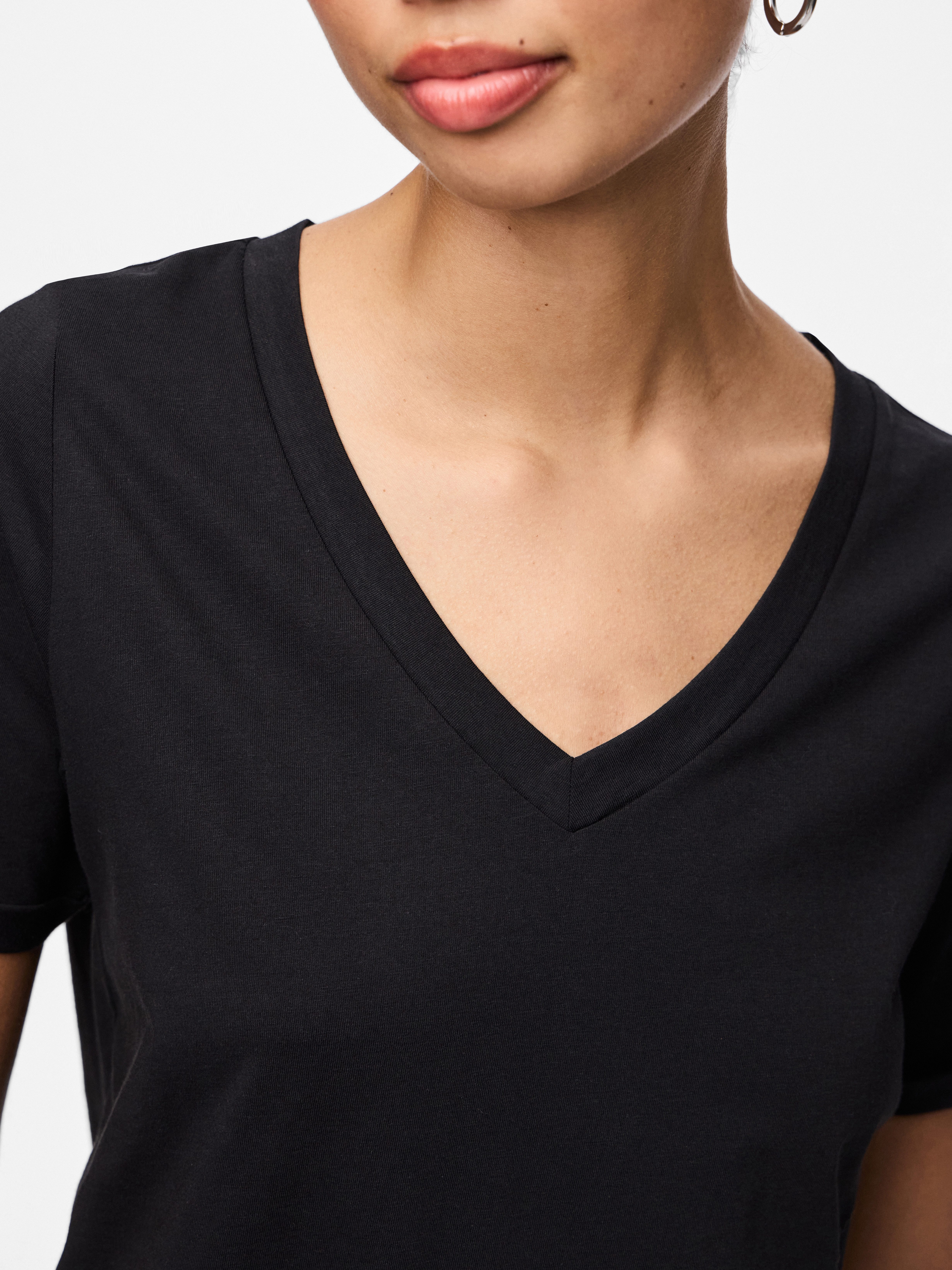 pieces Kurzarmshirt PCRIA SS V-NECK SOLID TEE JRS NOOS BC Baumwolle, regular fit