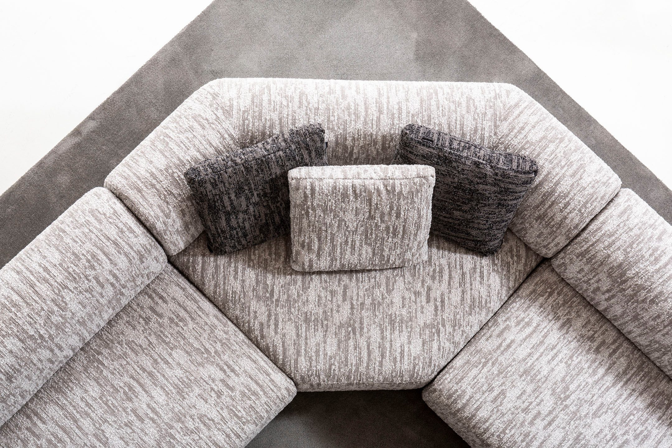 Viva Möbel Sofa TUDOR, L310 x R310 cm, Luxuriöses, flexibles Ecksofa für individuellen Komfort.