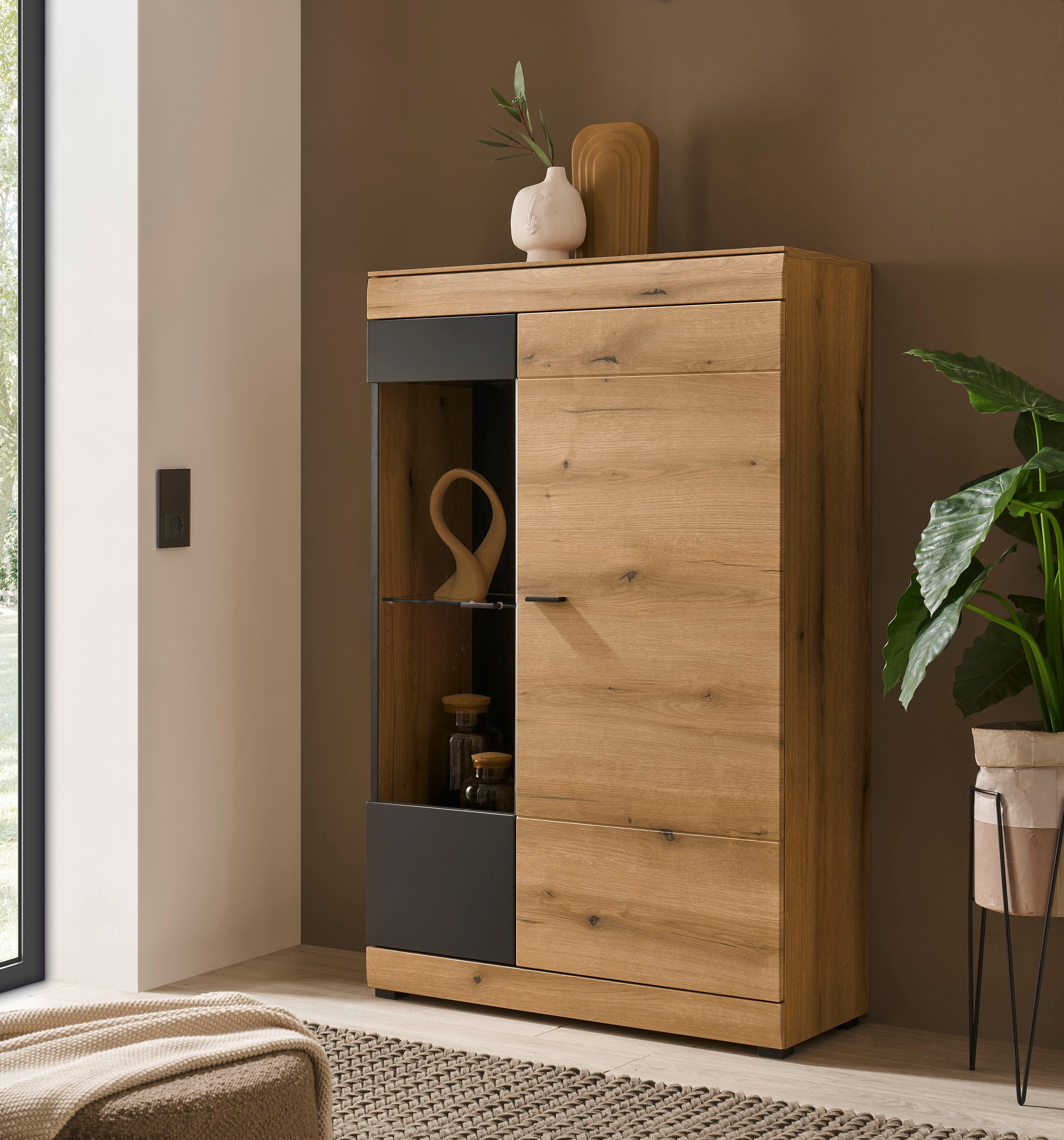 Home affaire Vitrine Soleto, Vitrinenschrank in Evoke Eiche, moderne Glasvitrine ausreichend Stauraum, schwarze Griffe aus Metall, zeitlos
