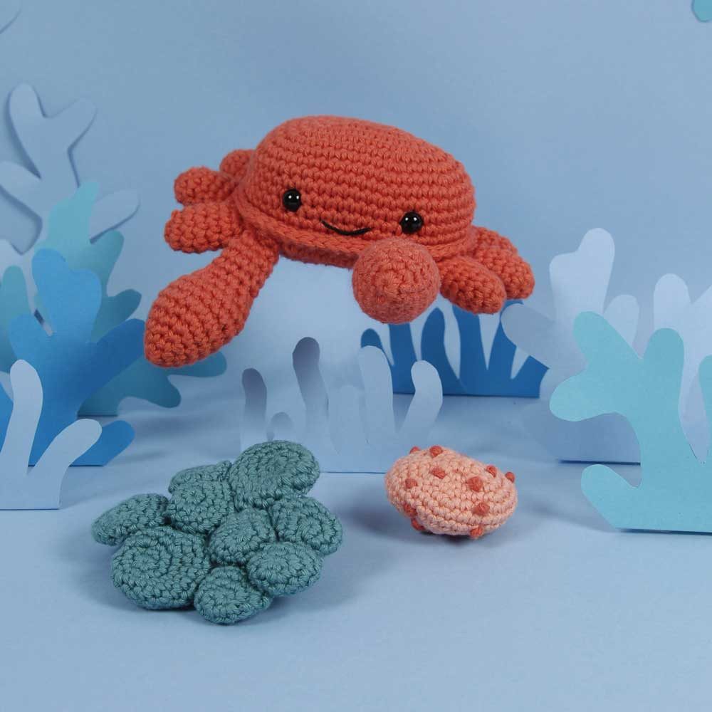 DMC Kreativset DMC Amigurumi Häkelkit "Krabbe", 11,5x16,5cm, (embroidery kit by Marussia)