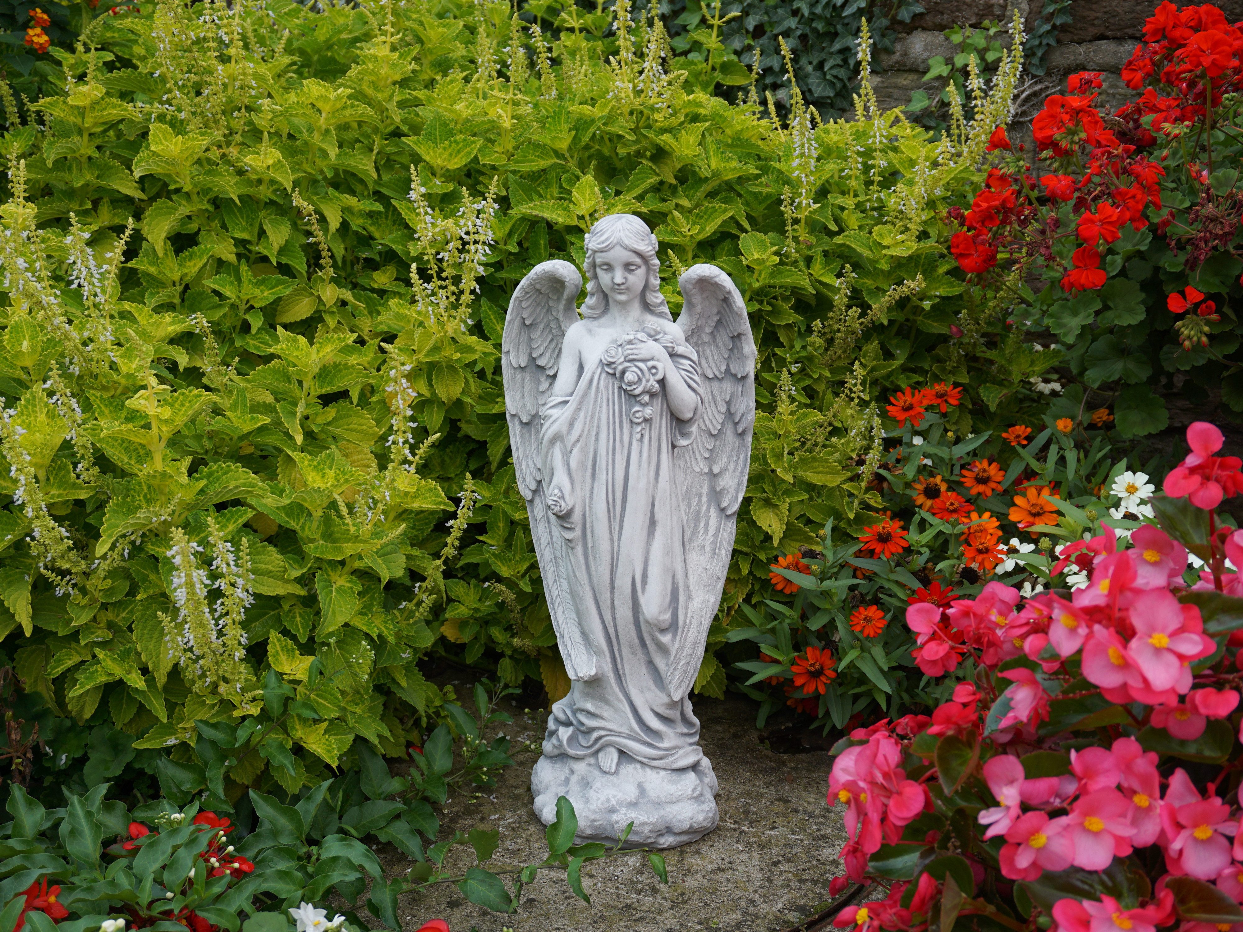 gartendekoparadies.de Gartenfigur Engel mit Flügeln, Grabengel, Steinfigur, H. 57 cm, 13 kg, Frostsicher
