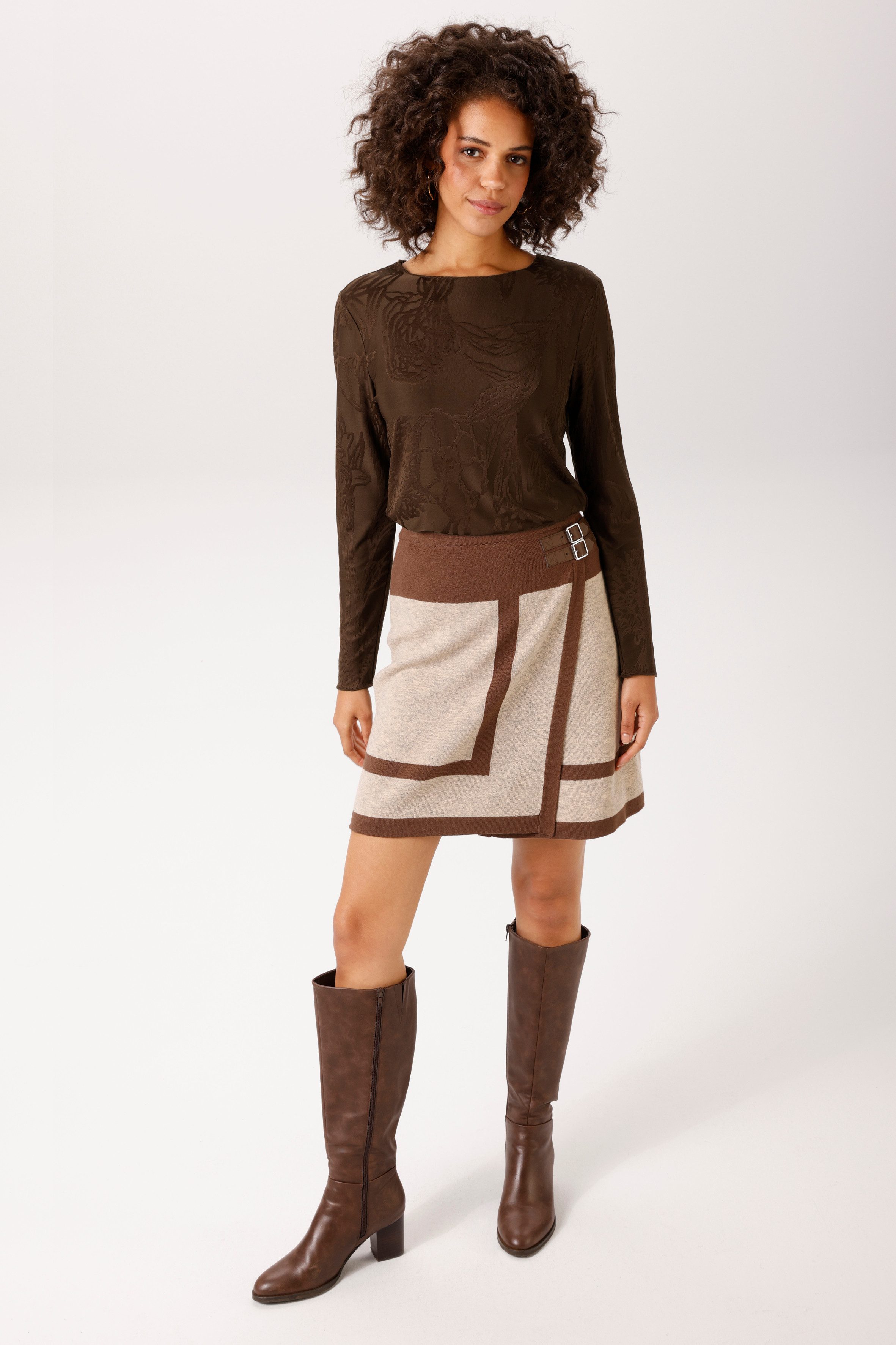 Aniston CASUAL Langarmshirt mit grafischen Blumenmuster - jedes Teil ein Unikat - NEUE KOLLEKTION – Bild 4 von 5