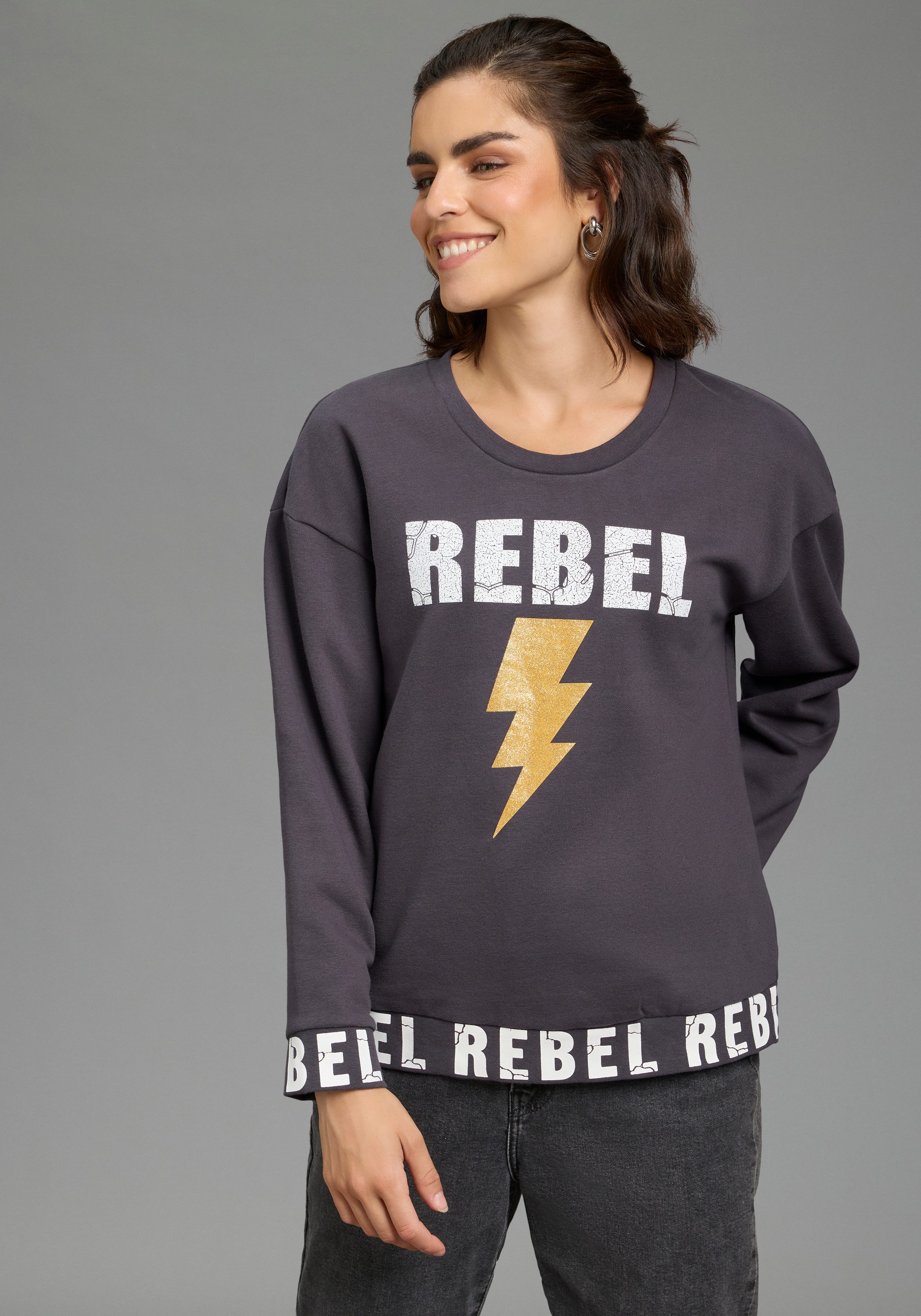 Laura Scott Sweatshirt gerade geschitten mit aufwendigem Frontdruck. € 39,99, (€ 39,99 pro 1 Stk).