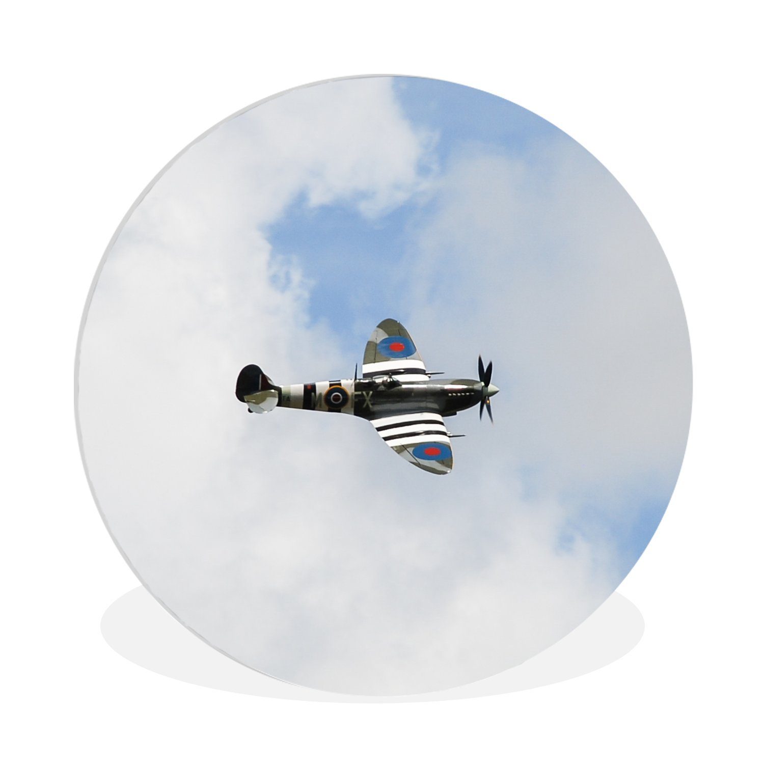 MuchoWow Gemälde Spitfire-Flugzeug in einem bewölkten Himmel, (1 St), Kreis Wanddekoration Forex, Rundes Wandbild, Wohnzimmer, 30x30 cm