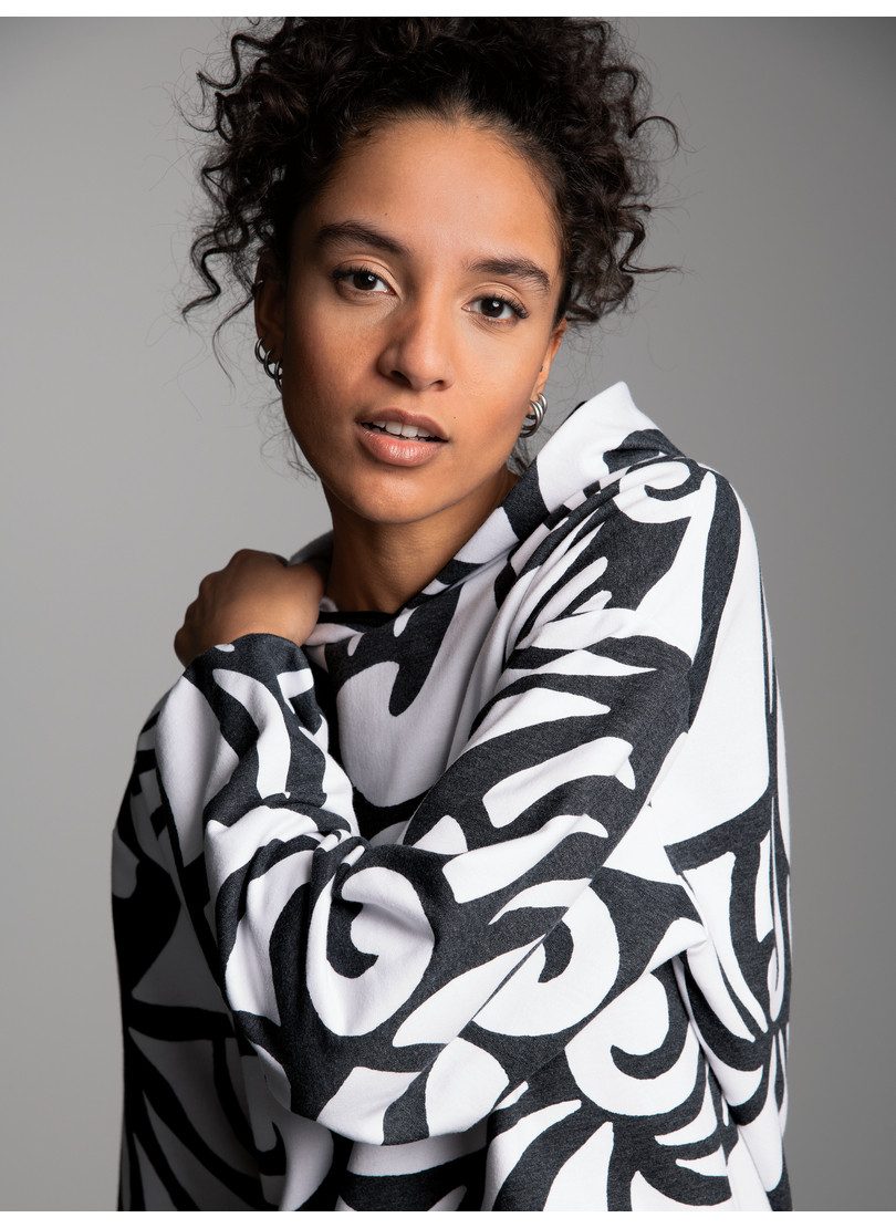 Trigema Kapuzensweatshirt TRIGEMA Hoodie mit abstraktem Allover-Print