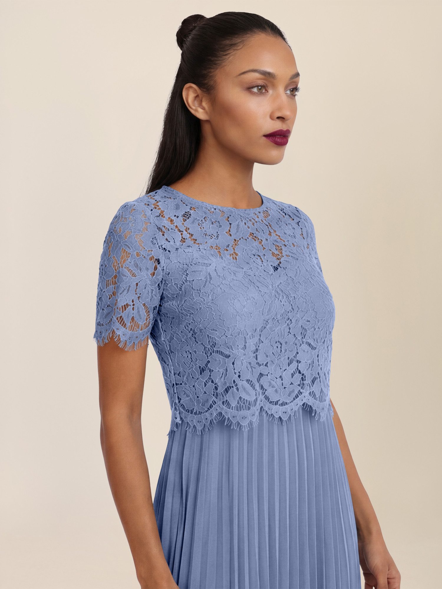 Apart Abendkleid mit Spitzenoberteil und Plisseerock