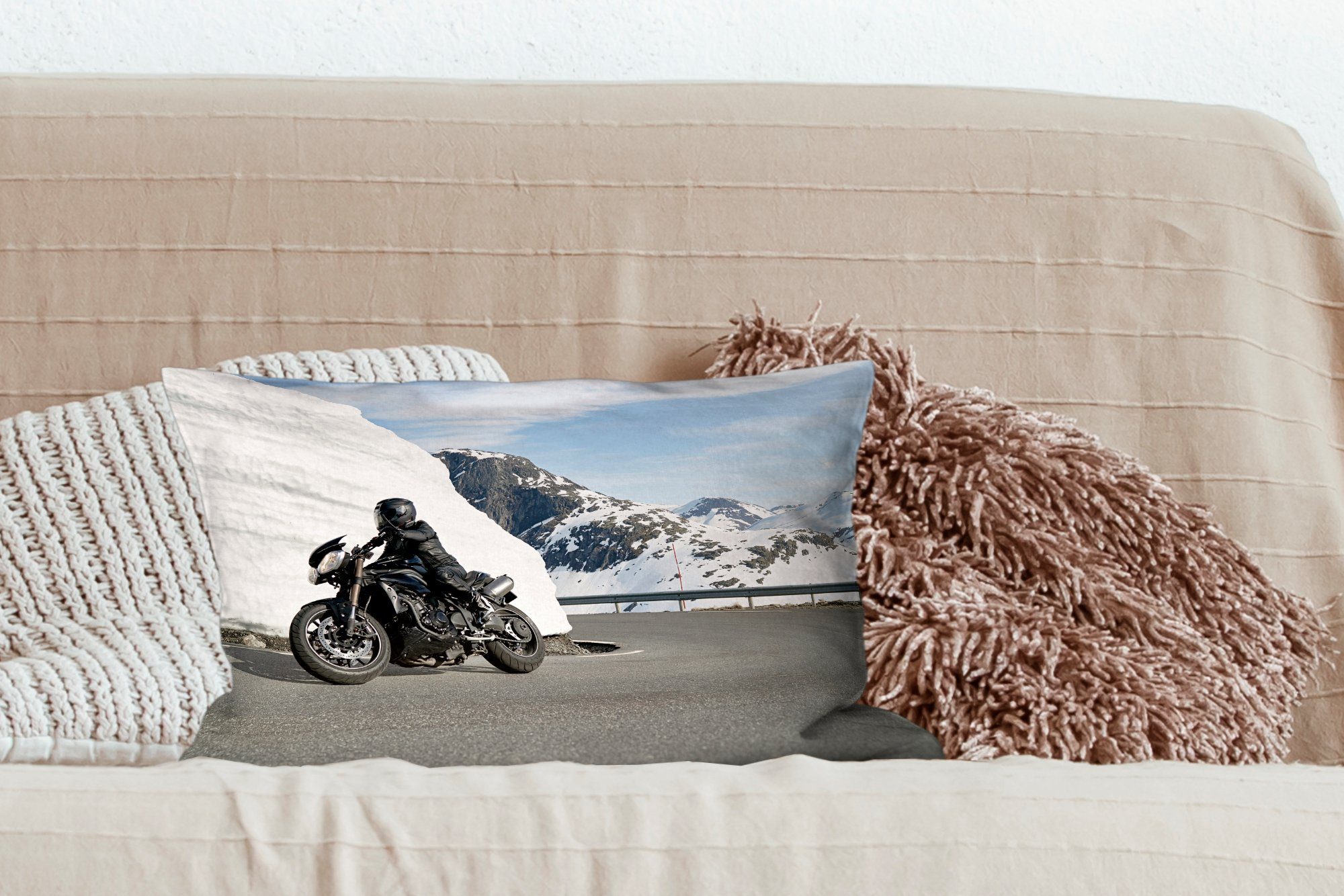 in Dekoration, Füllung, Wohzimmer Ein Motorrad verschneiten Zierkissen, den Bergen, Dekokissen Dekokissen Schlafzimmer mit MuchoWow