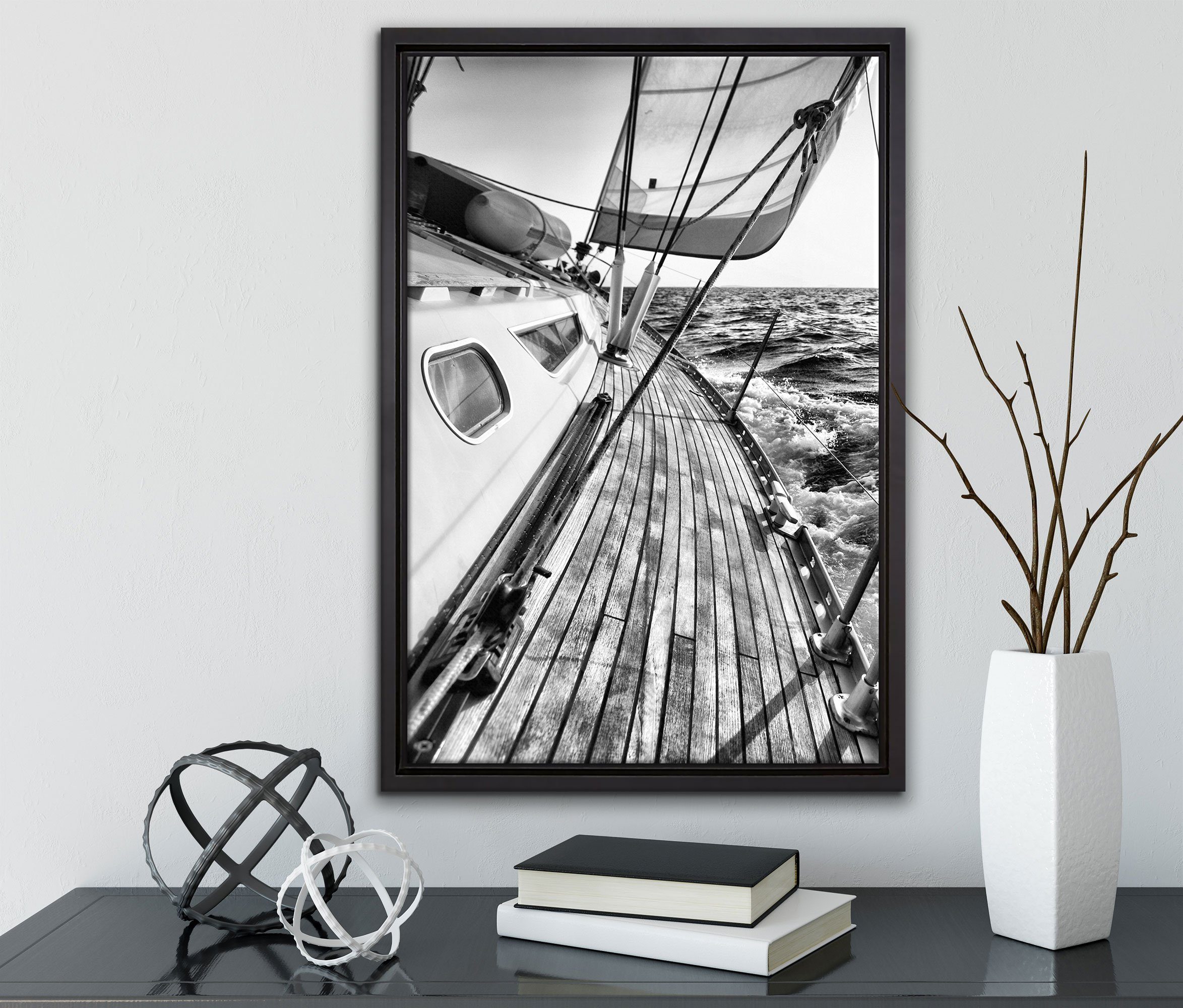 Zackenaufhänger Leinwandbild Schattenfugen-Bilderrahmen inkl. in bespannt, fertig einem im Segelboot Meer, Leinwandbild St), gefasst, Wanddekoration Pixxprint (1