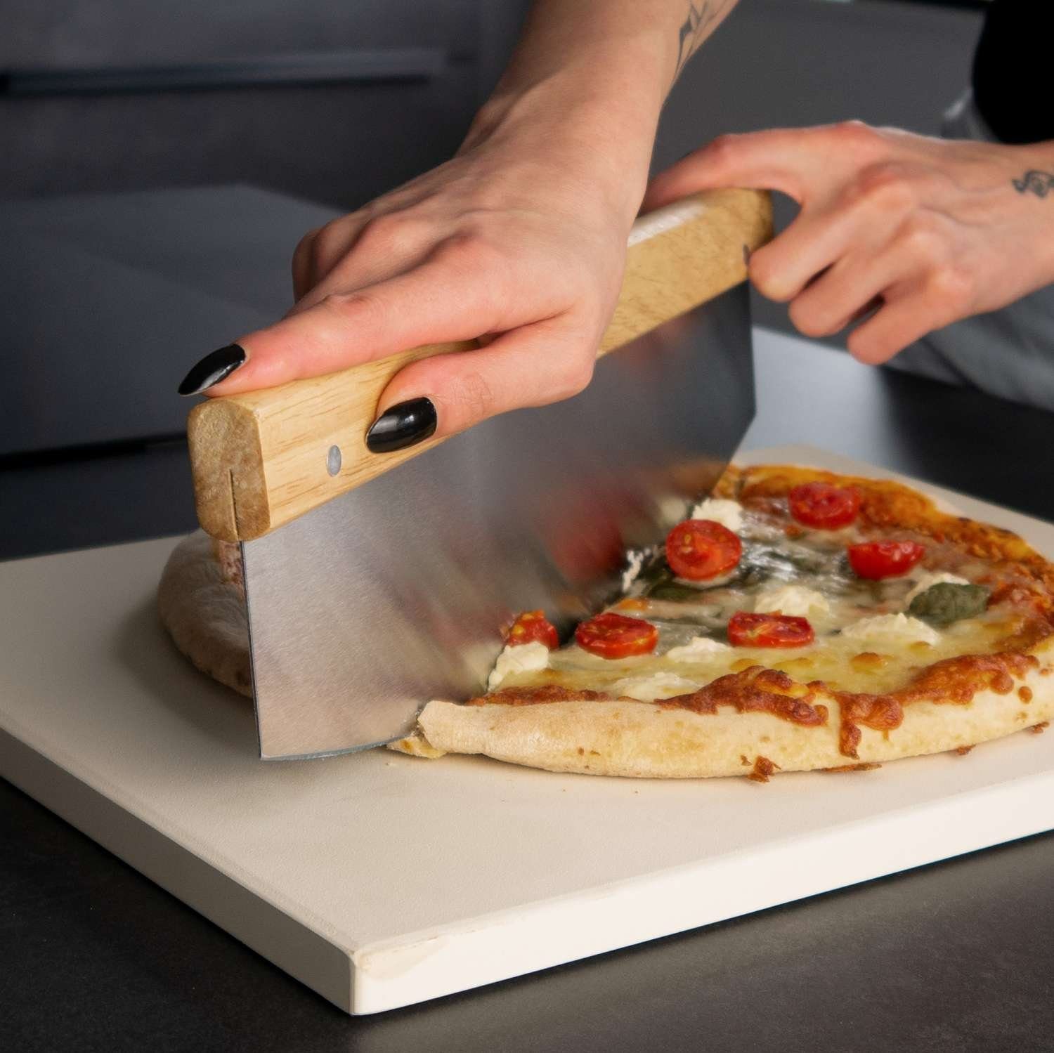 Intirilife Pizzaschneider, 35.3 x 10.8 x Pizzamesser Klingenschutz mit Großes - Kräutermesser 2cm