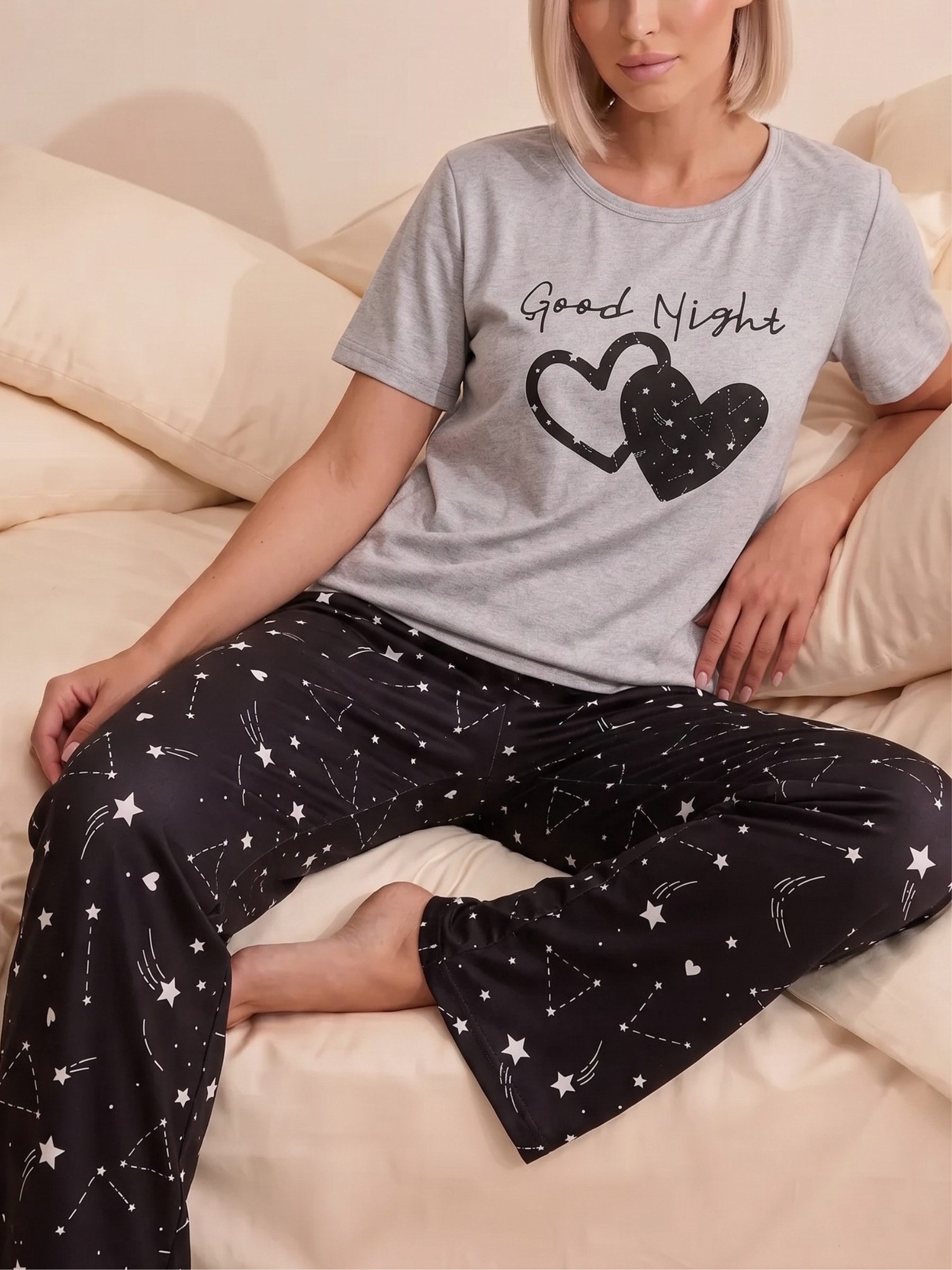 Elegant Love Pyjama Gemütliche Damen-Nachtwäsche & Schlafanzug – ideal als Homewear (Set, 2 tlg., mit Kurzarmshirt & lange Hose) Elegante Loungewear – Pyjama-Set mit Herzprint & Sternenmuster