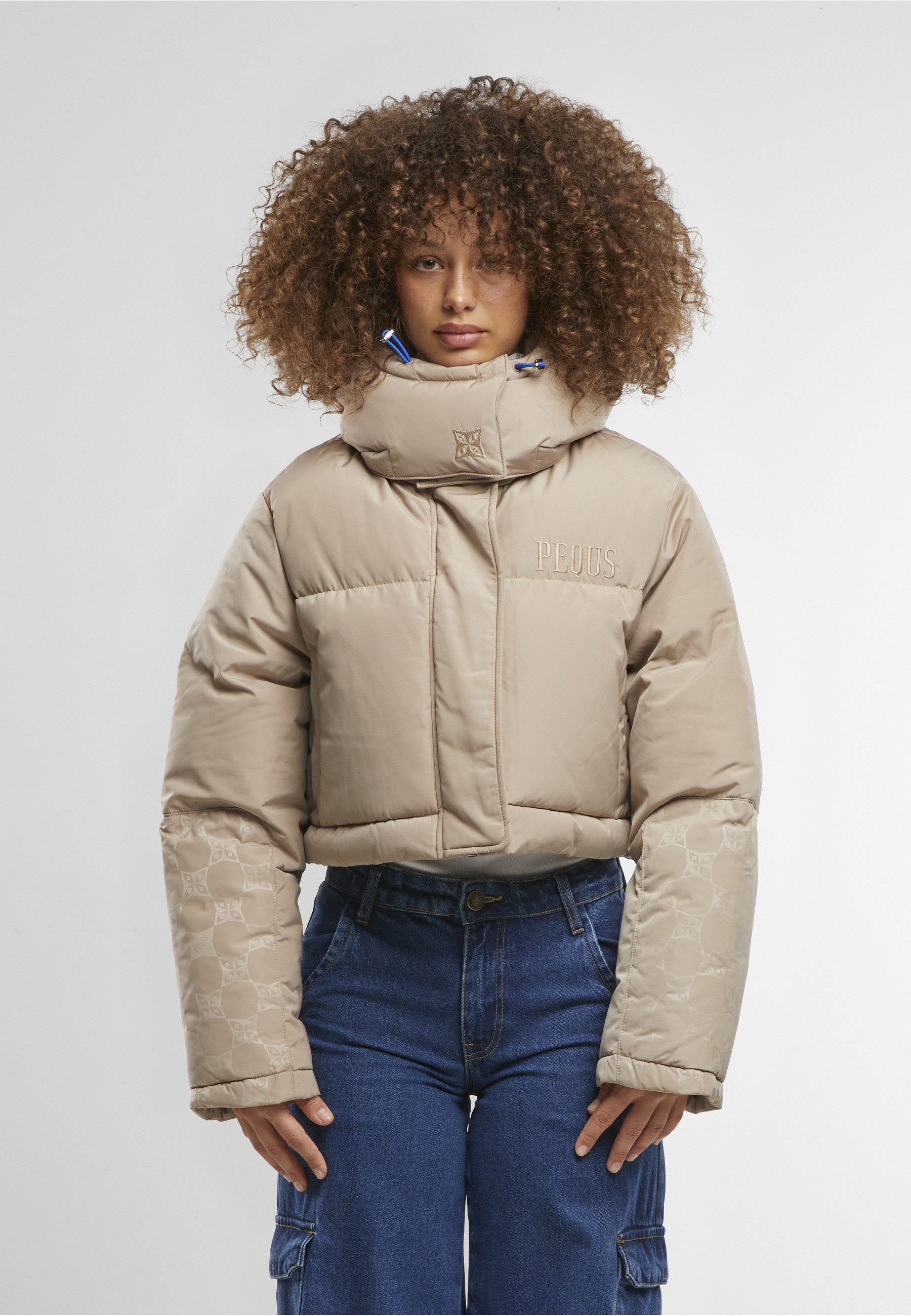 PEQUS Winterjacke PEQUS PEQUS Aether Cropped Puffer Jacket (1-St)