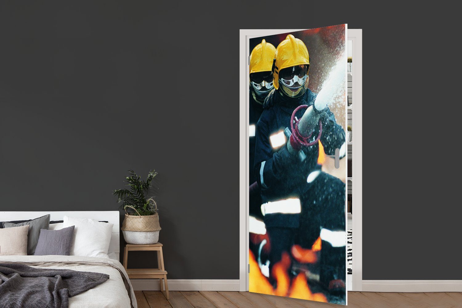 für MuchoWow Fototapete Türtapete halten Feuerwehrleute (1 cm Tür, Wasserschlauch, Matt, St), Türaufkleber, 75x205 bedruckt,