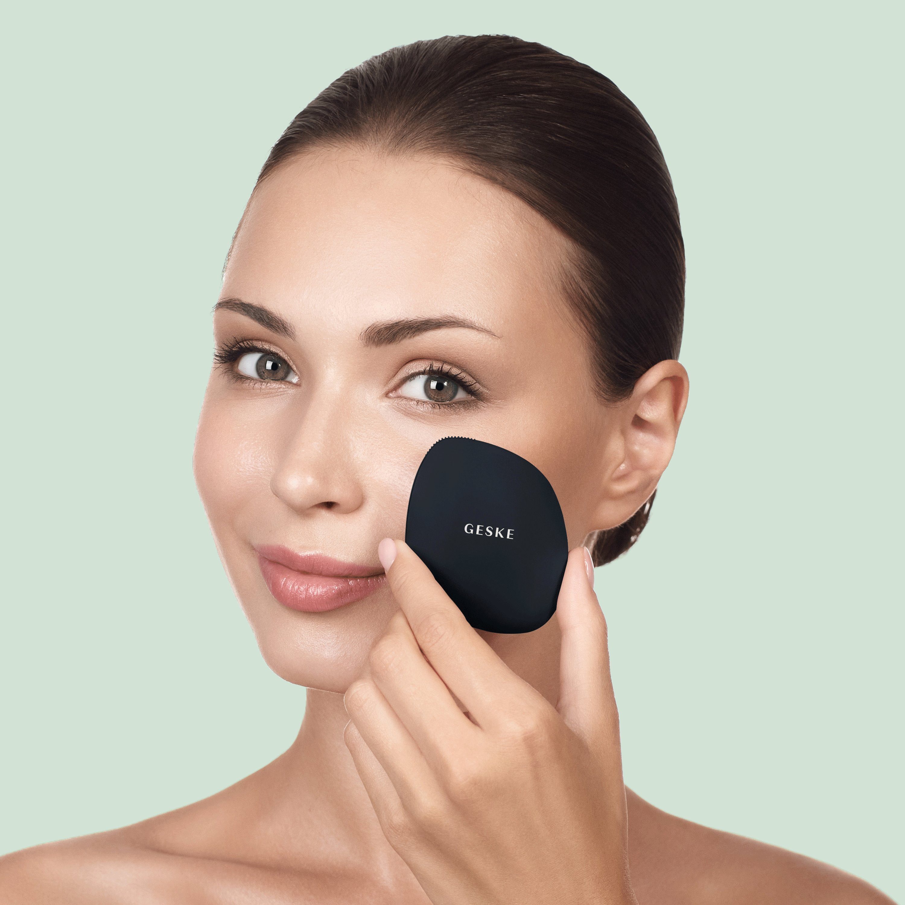 GESKE German Beauty Tech kostenloser 4 Facial inkl. App GESKE Black erhältst 1-tlg., Hautpflegeroutine. (SmartAppGuided Packung, Mit Du Device), APP deine in personalisierte der Gesichtsreinigungsbürste Elektrische SmartAppGuided™ 1, Brush