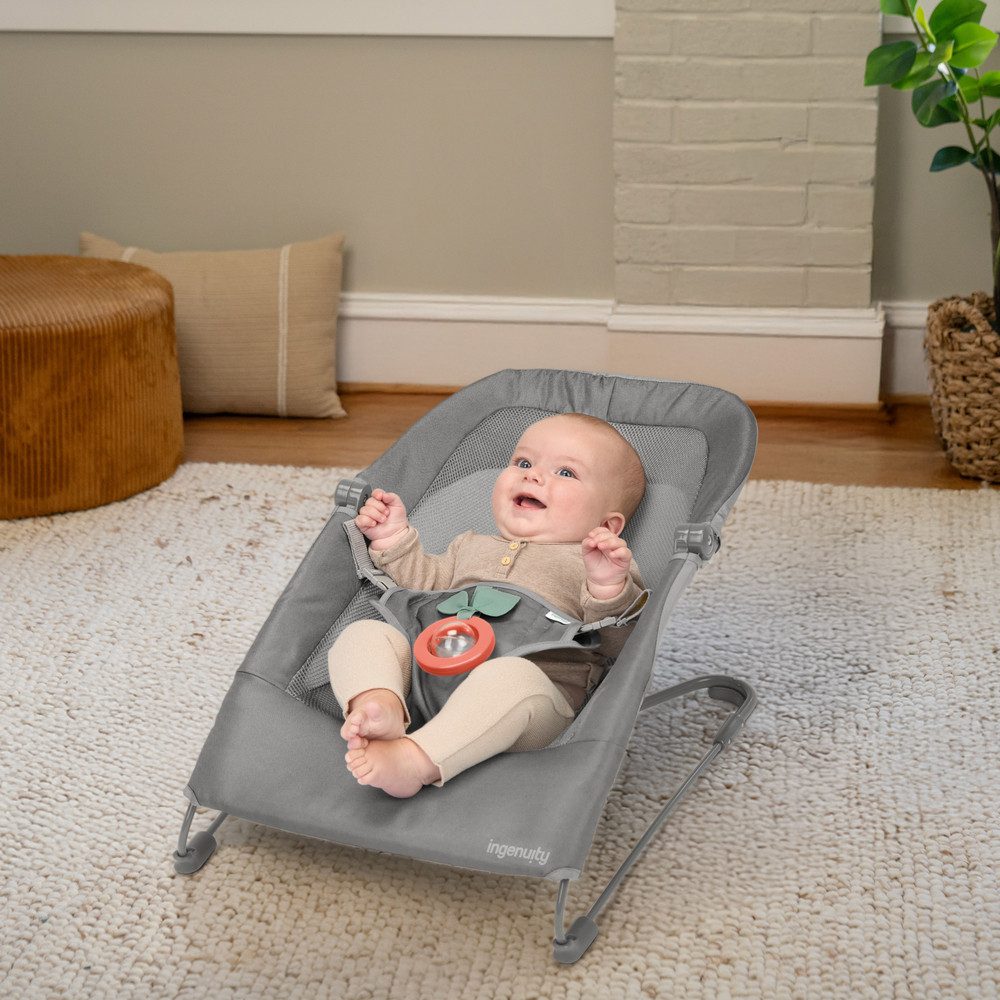 ingenuity Babywippe Stow & Go™ Compact Folding Bouncer, mit Vibration