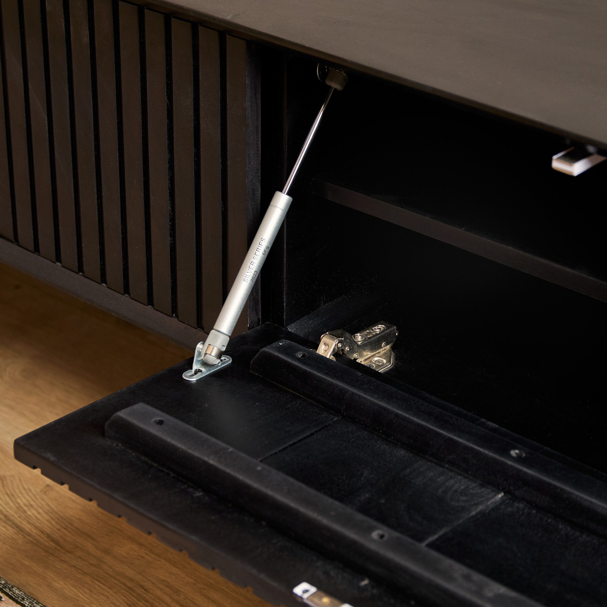 Villa Möbel TV-Board, aus Mangoholz, Lamellen-Türen, Push-to-Open.