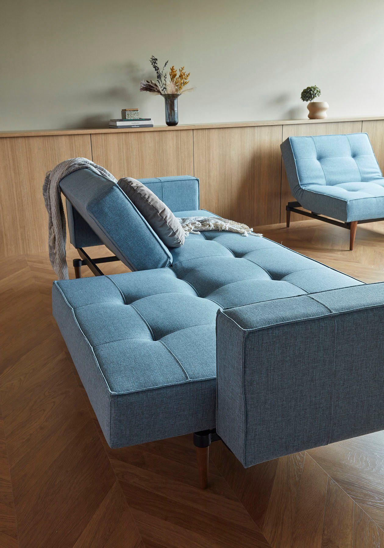 Armlehne in Styletto Beinen, Design dunklen mit Splitback, Sofa LIVING und INNOVATION ™ skandinavischen