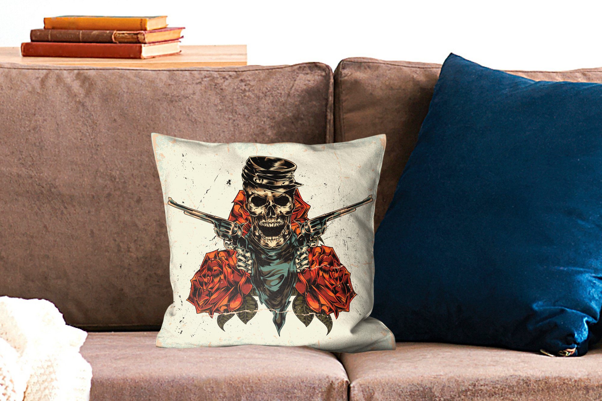 Schlafzimmer, und mit Dekokissen Deko, Sofakissen Wohzimmer, MuchoWow mit Illustration für Zierkissen Rosen eines Füllung Totenkopfes Revolvern, Eine