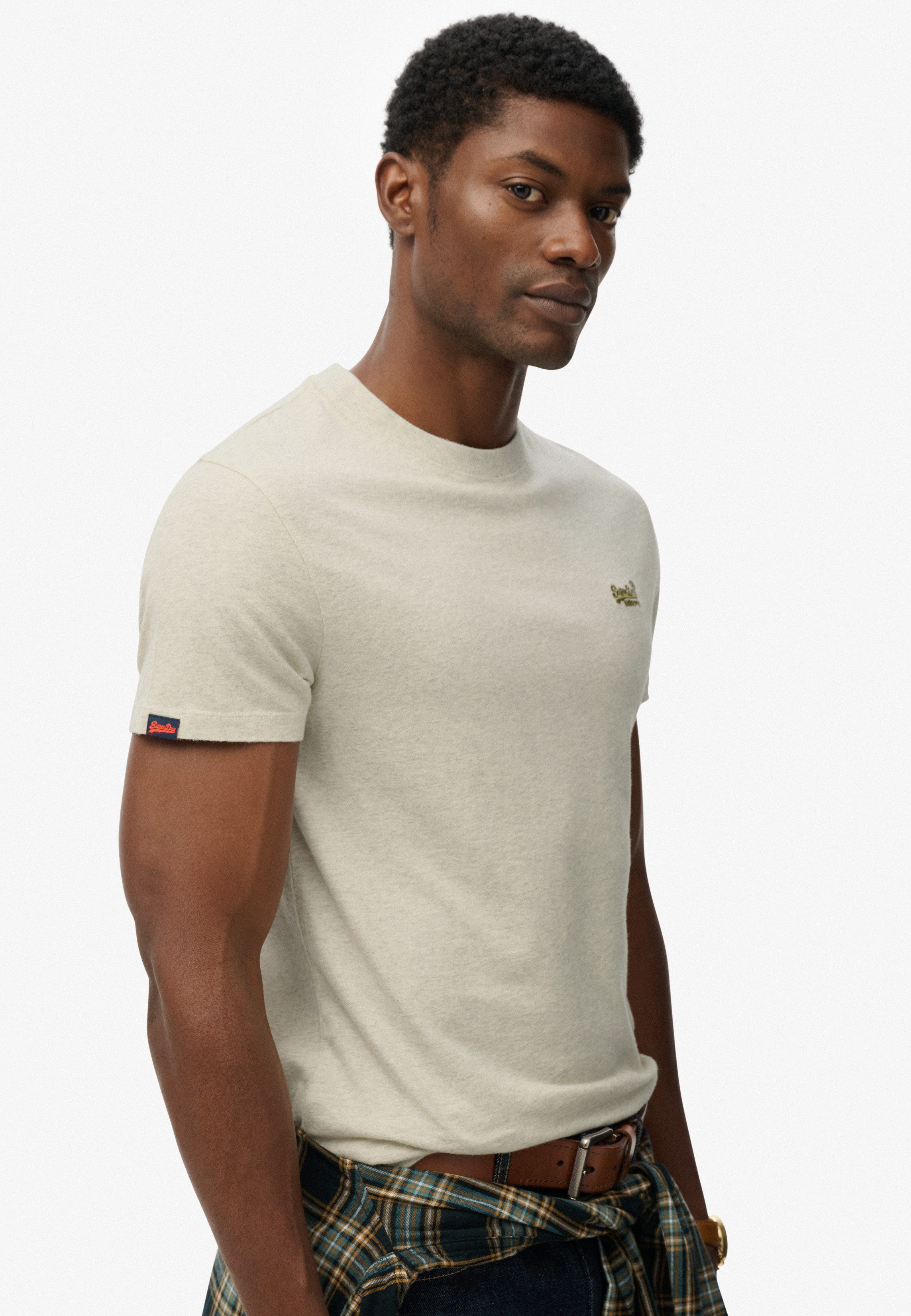 Superdry Rundhalsshirt ESSENTIAL LOGO EMB TEE aus Baumwolle und Single Jersey, Slim Fit, Kurzarm, hüftlang