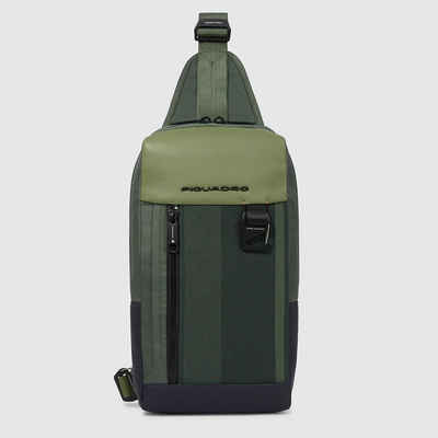 Piquadro Umhängetasche ipad®mini Shoulder Bag aus recyceltem Stoff Verde