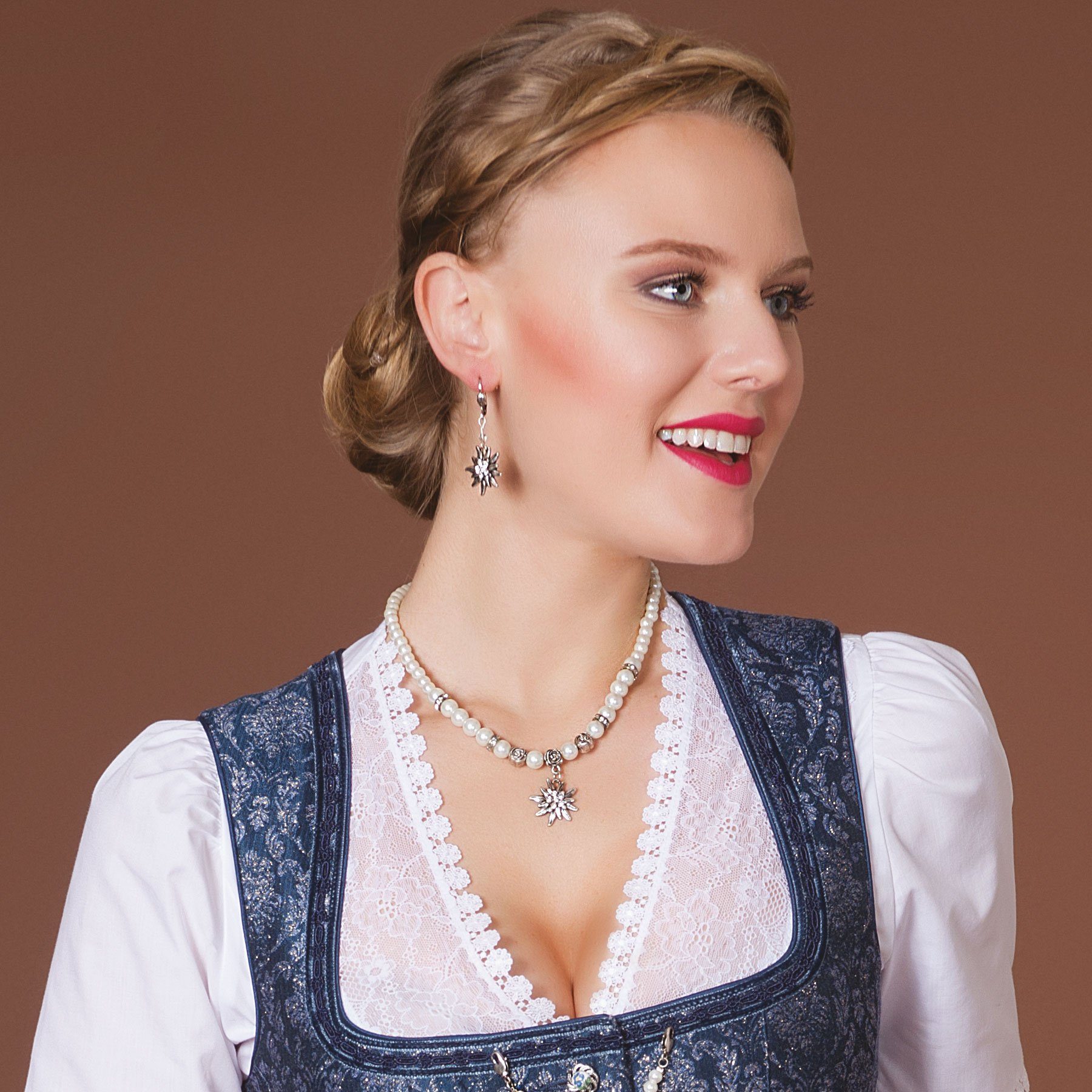 Alpenflüstern Ketten-Set Trachtenschmuck-Set Perlen-Trachtenkette und Trachten-Ohrhänger Strass-Edelweiß (creme-weiß), - Damen-Trachten-Schmuck, Trachtenset Dirndl-Kette und Trachten-Ohrringe