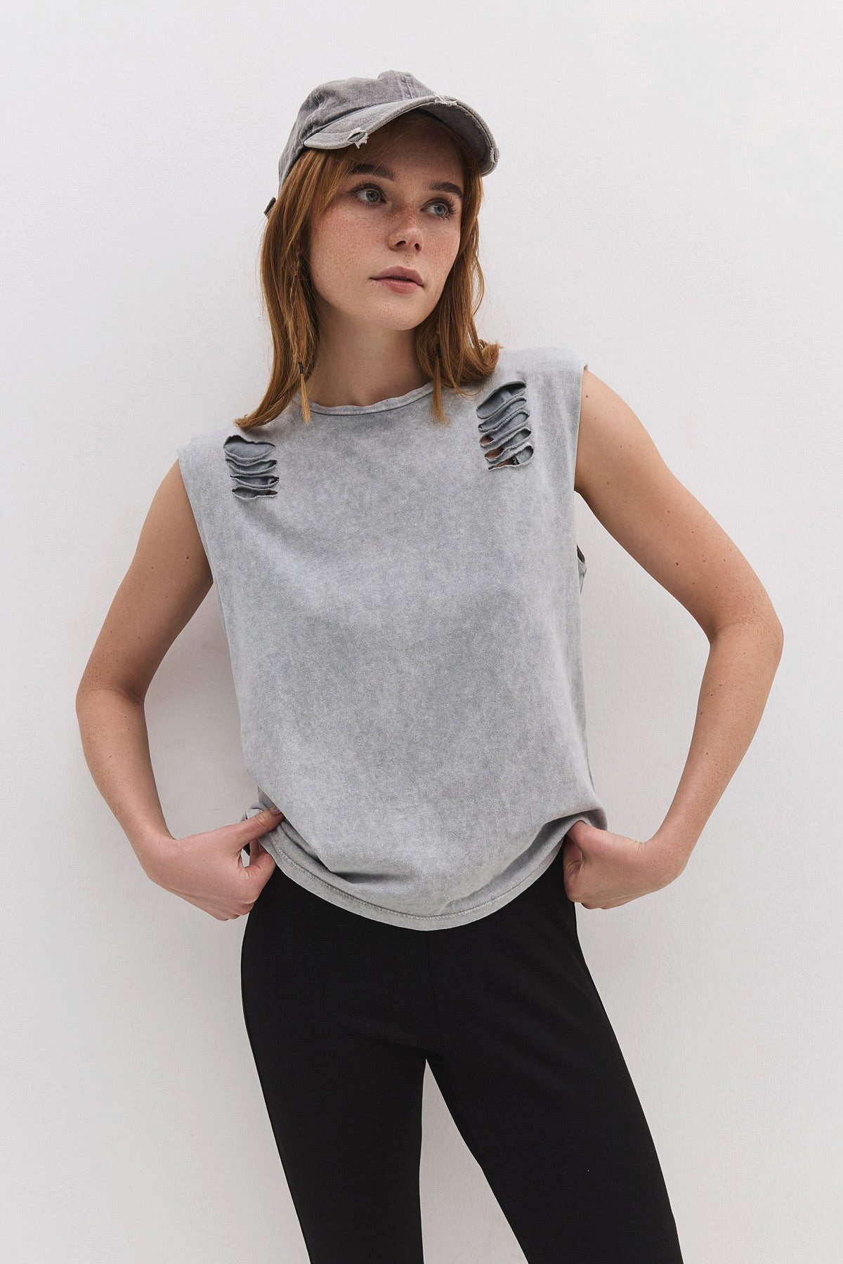 T-Shirt Ärmelloses T-Shirt mit Rissen