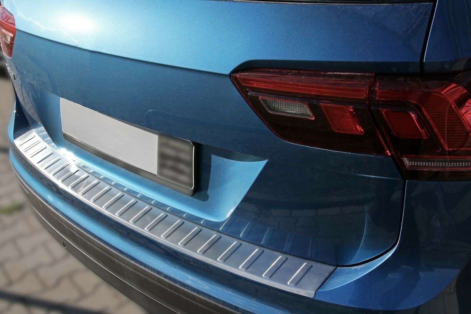 RECAMBO Ladekantenschutz für VW TIGUAN II und ALLSPACE, ab BJ 2016- Stoßstangenschutz, V2A rostfrei, Exklusive Optik, praktischer Schutz & perfekte Passform