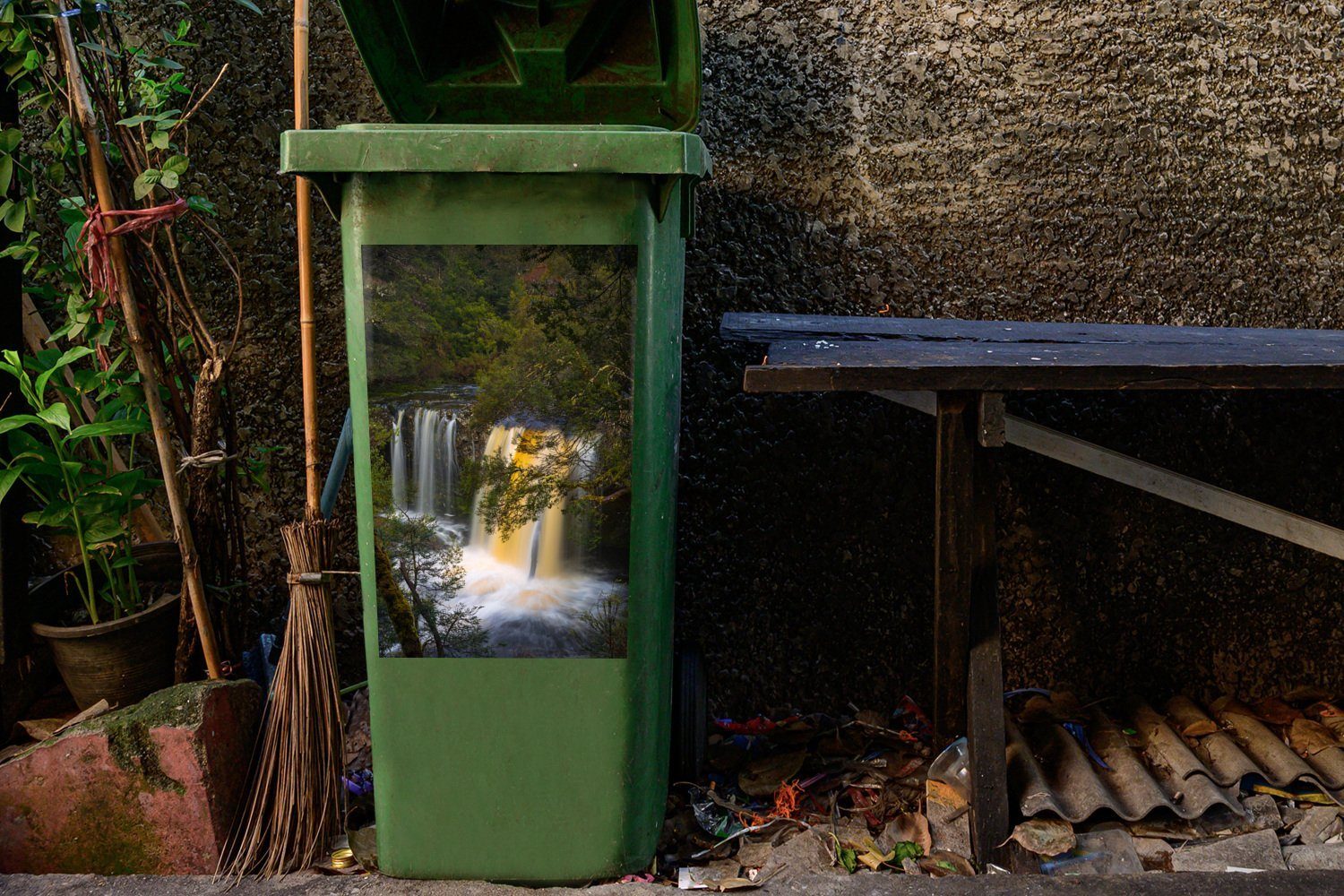 im Mülleimer-aufkleber, Wandsticker Abfalbehälter Mountain Wasserfall Sticker, St), (1 Mülltonne, Container, Cradle MuchoWow