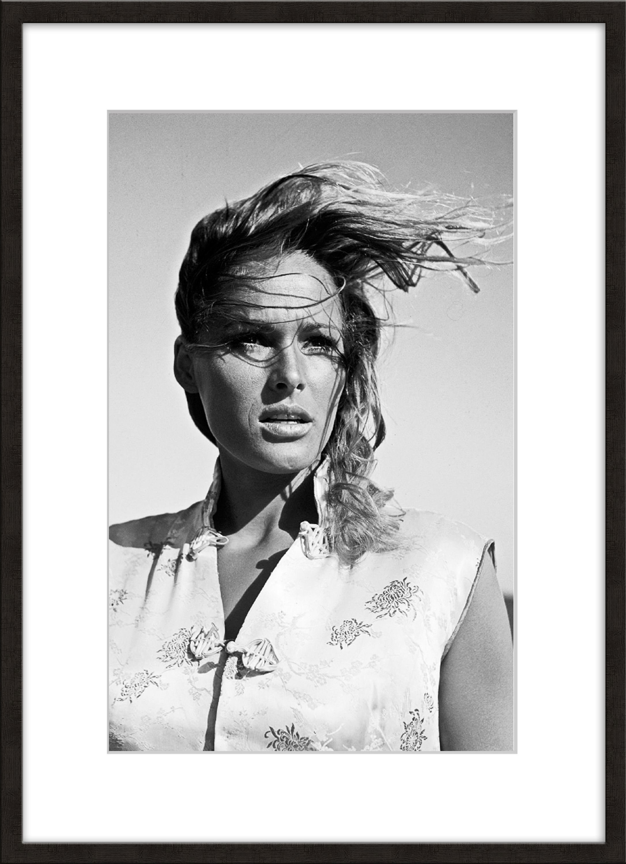 artissimo Bild mit Rahmen Bild gerahmt 51x71cm / schwarz-weiß Poster mit Rahmen Ursula Andress, James Bond: Ursula Andress