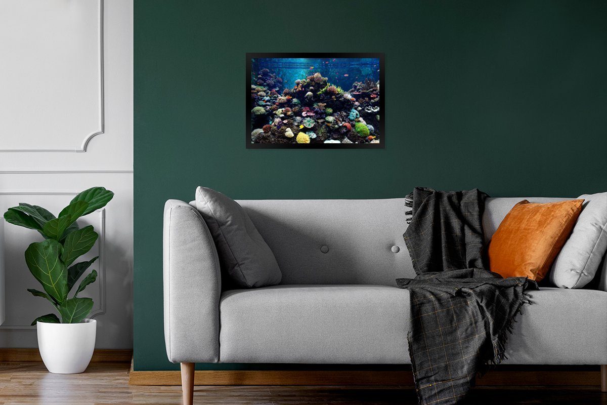 MuchoWow Poster Aquarium mit (1 Schwarzem Poster, Gerahmtes Korallen, Bilderrahmen Wandposter, und Wanddeko, tropischen Bilder, Fischen St)