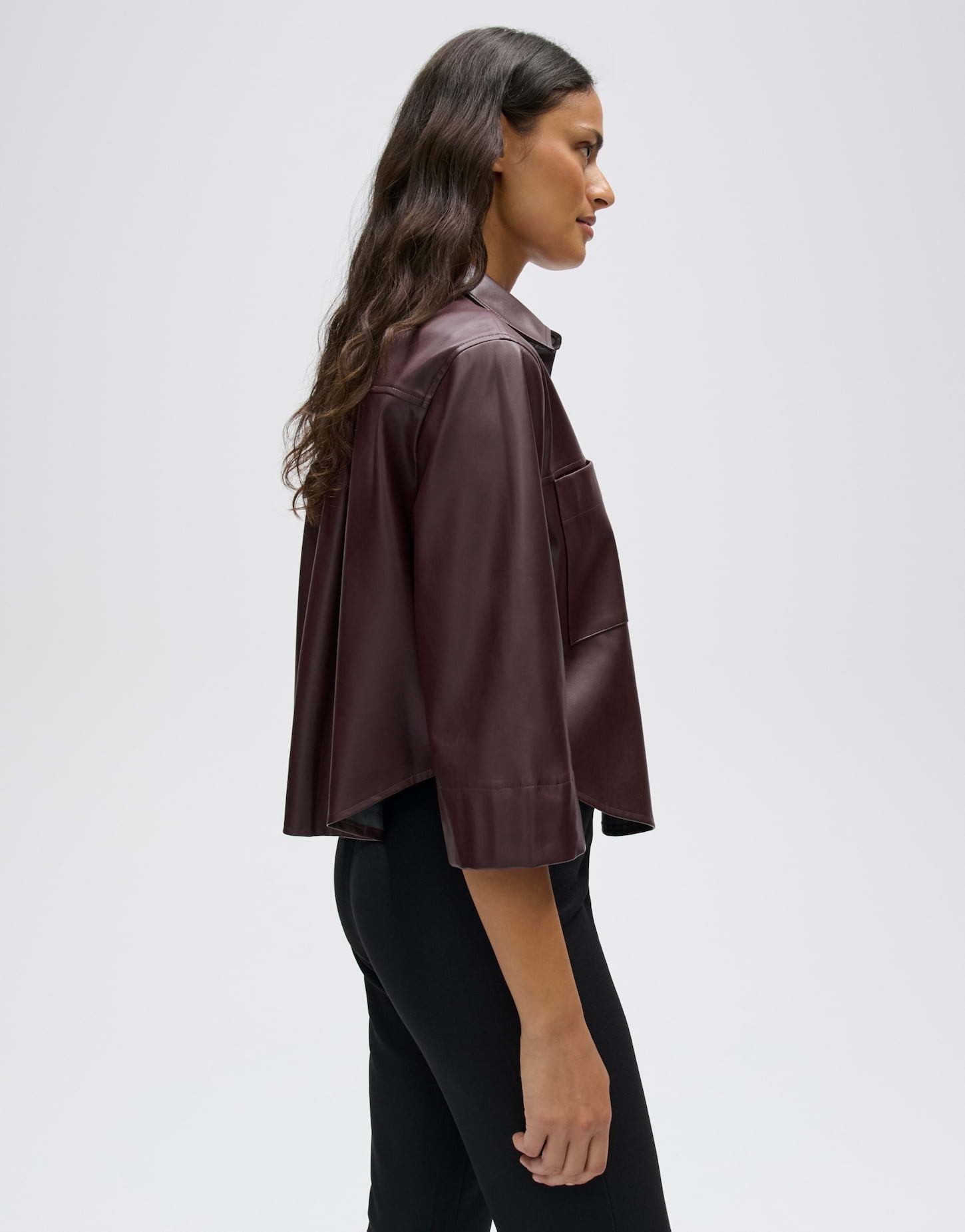 OPUS Hemdbluse Feleda aus glatter Lederoptik Weite Silhouette mit abgerundetem Saum und Rückenfalte – Bild 5 von 5